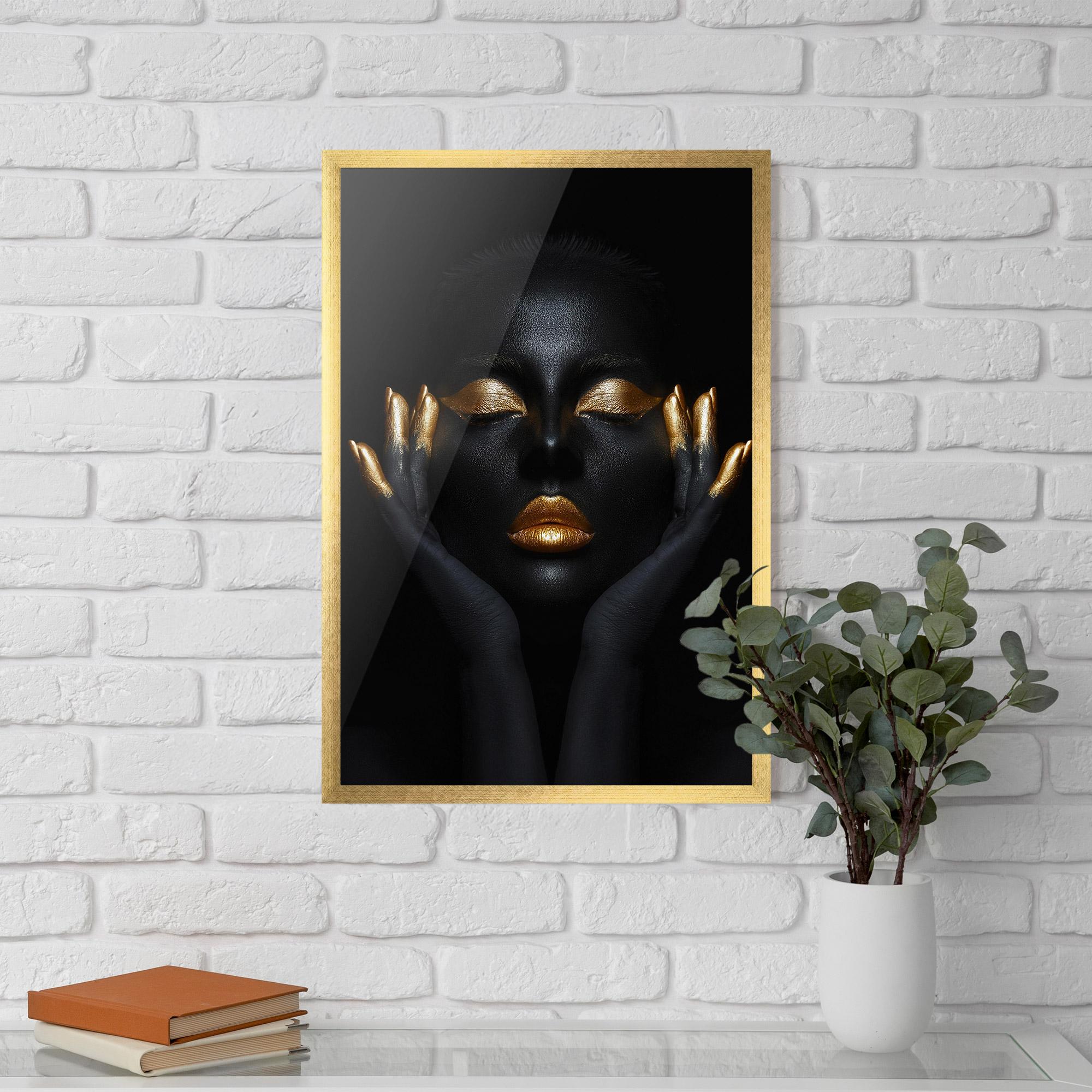 Gerahmte Poster Fingertips Gold Makeup mockup 5