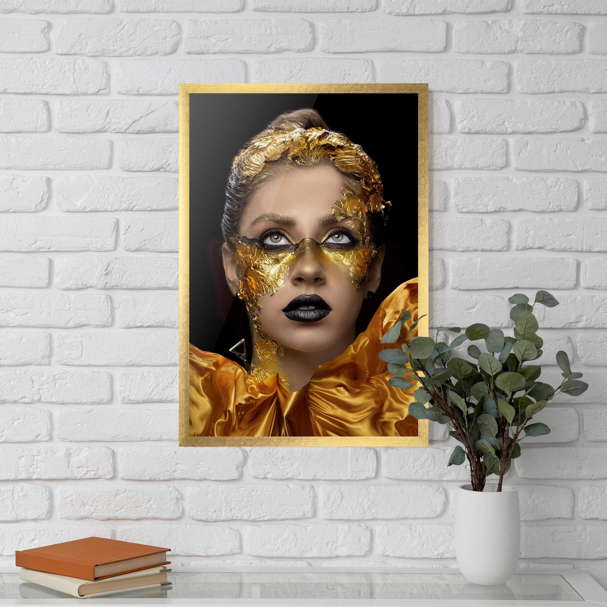 Gerahmte Poster Glamorous Gold Outfit mockup 5