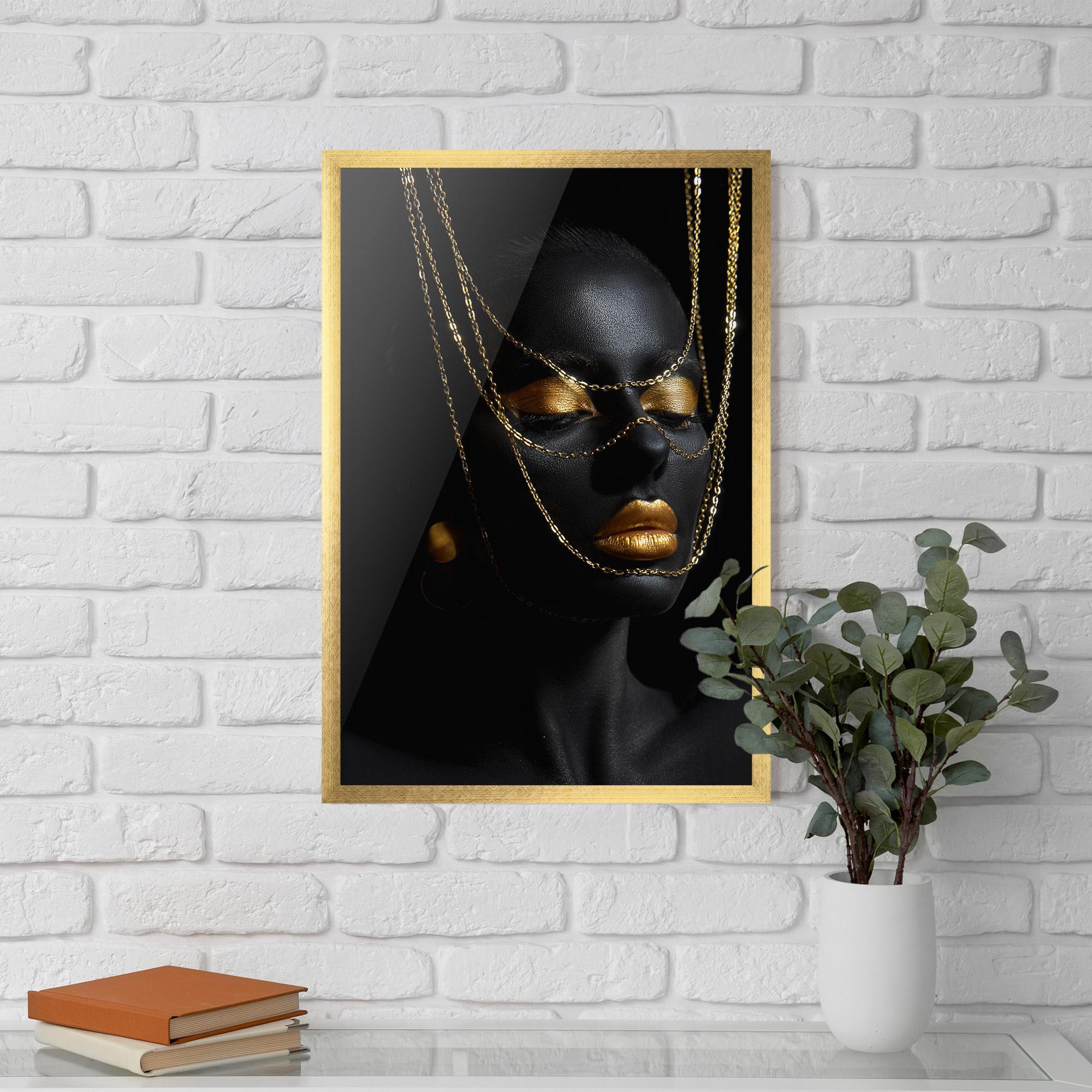 Gerahmte Poster Gold Chain Girl mockup 5