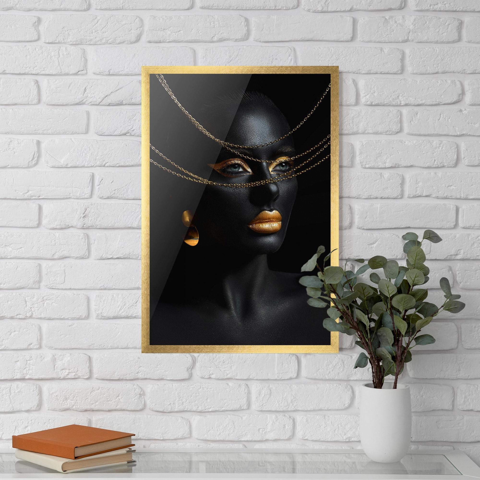 Gerahmte Poster Gold Chain Woman mockup 5