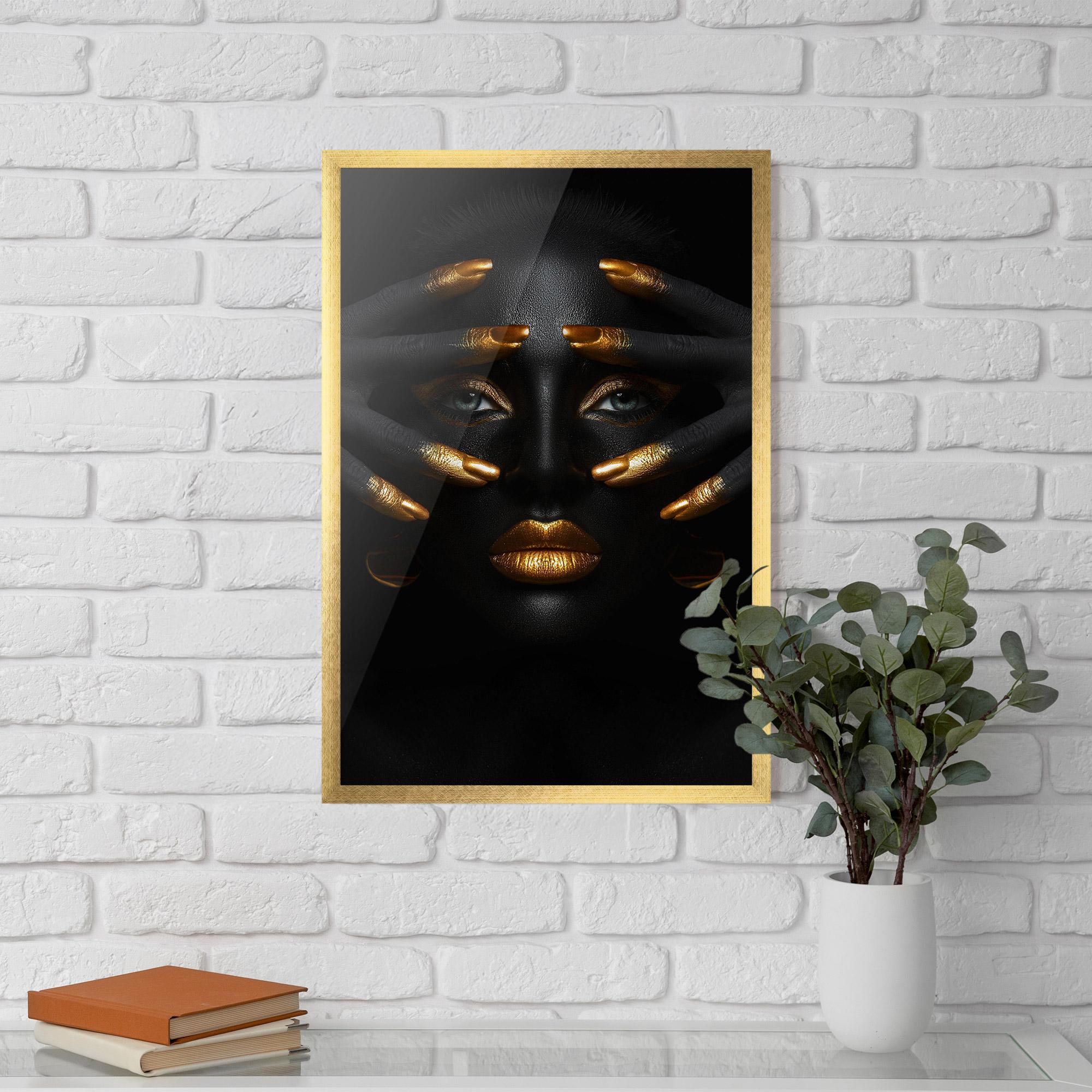 Gerahmte Poster Gold Fingertips Art mockup 5