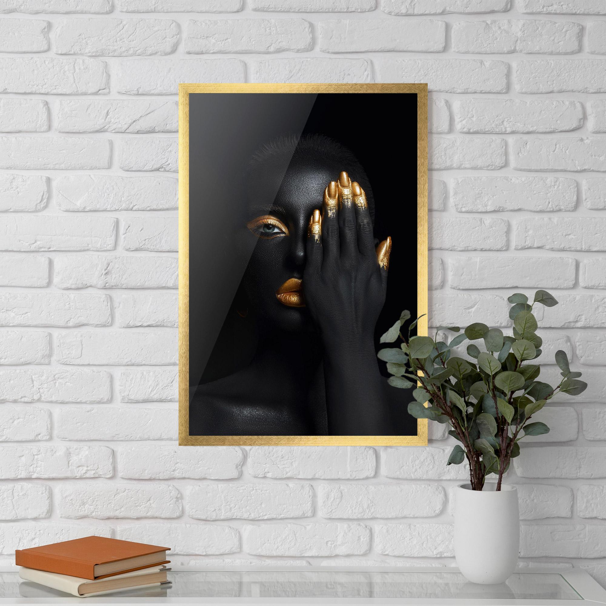 Gerahmte Poster Gold Makeup Chain mockup 5