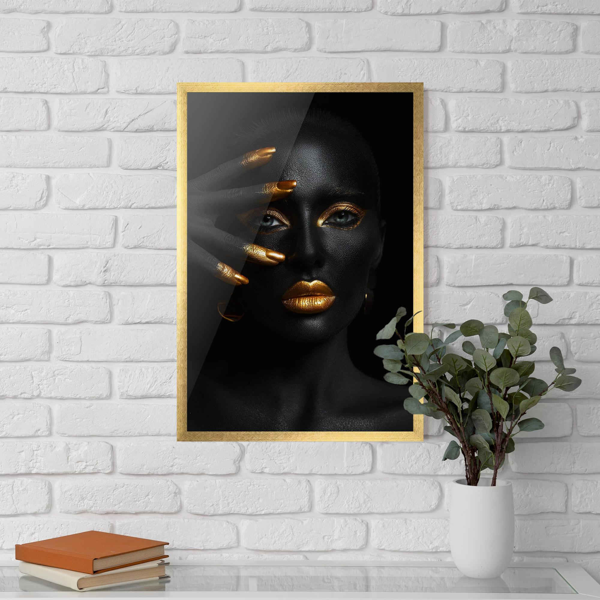 Gerahmte Poster Gold Makeup Nails mockup 5