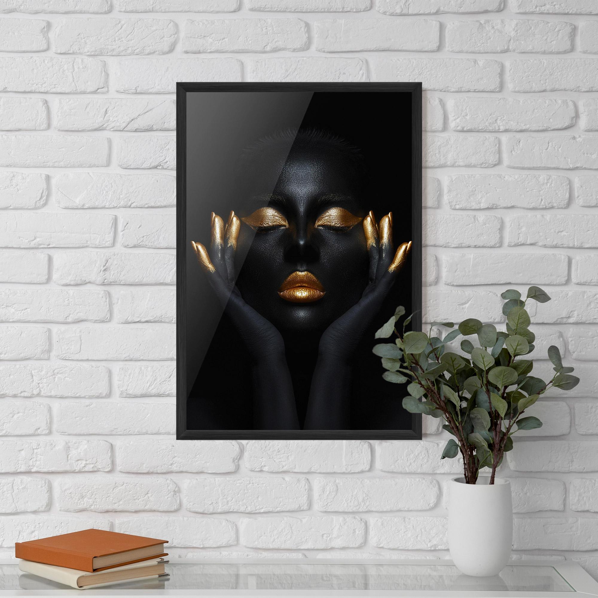 Gerahmte Poster Fingertips Gold Makeup mockup 5
