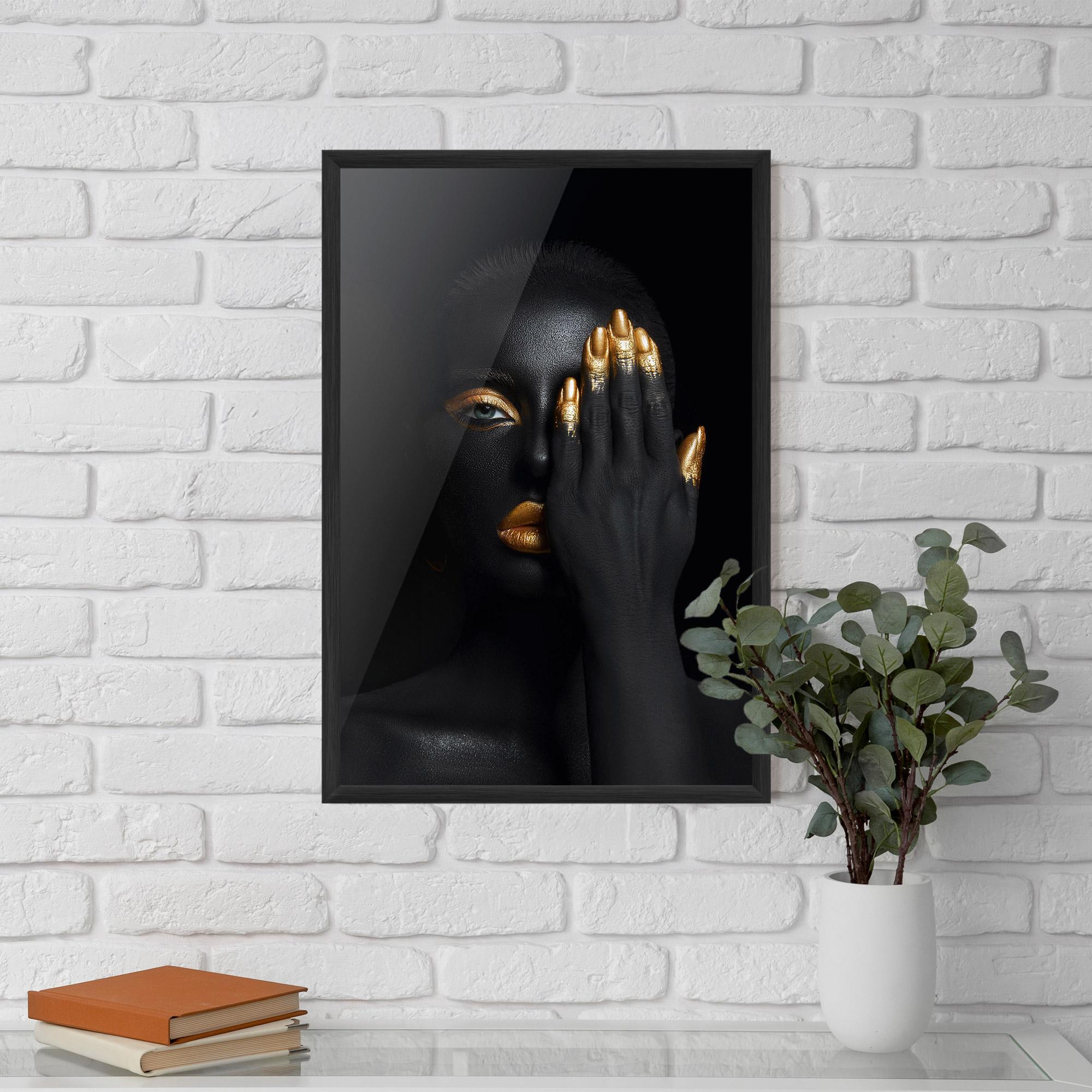 Gerahmte Poster Gold Makeup Chain mockup 5