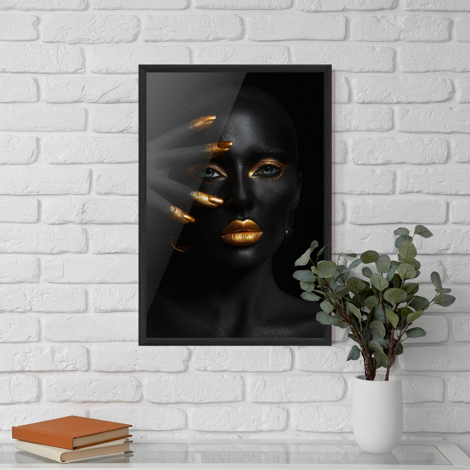 Gerahmte Poster Gold Makeup Nails mockup 5