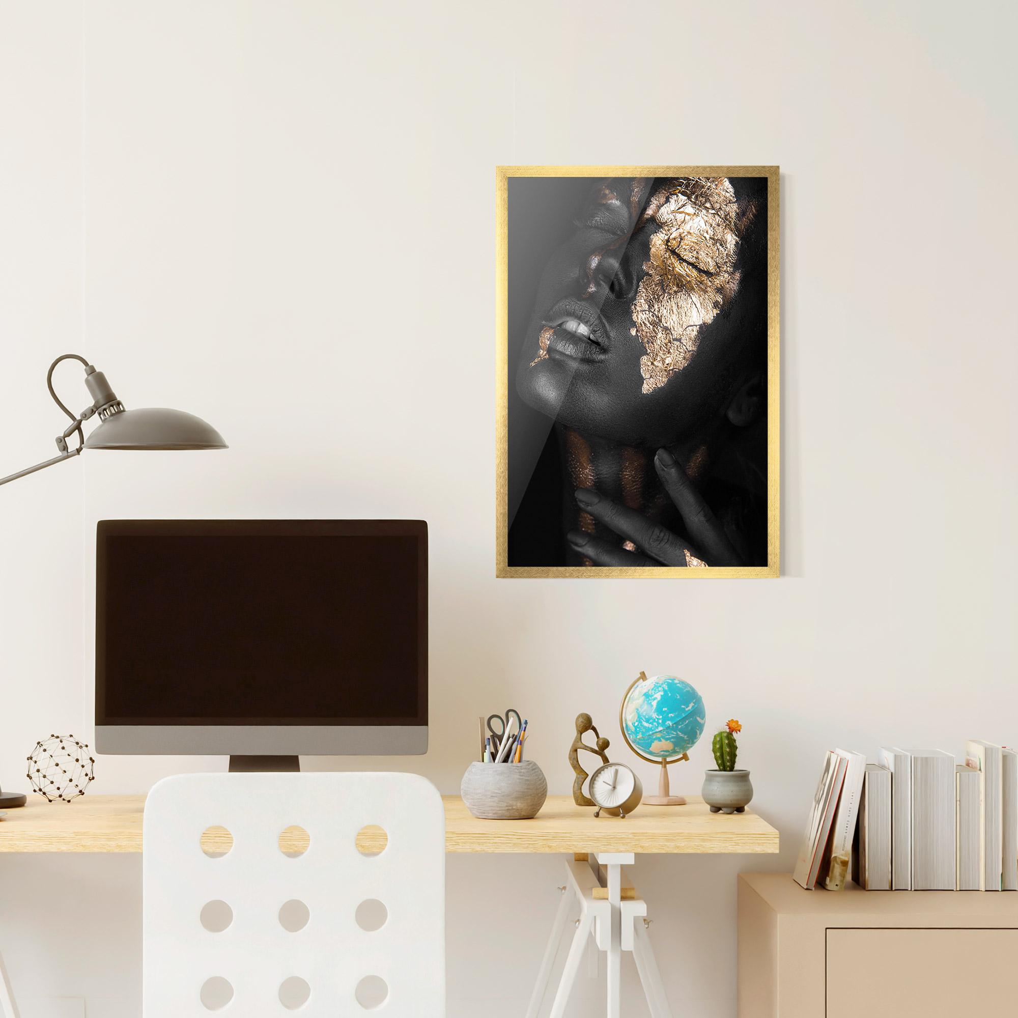 Gerahmte Poster Darkskinned Gold Art mockup 6