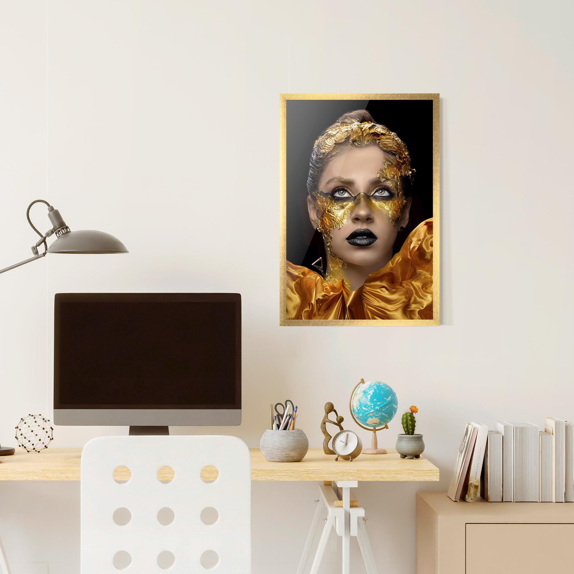 Gerahmte Poster Glamorous Gold Outfit mockup 6
