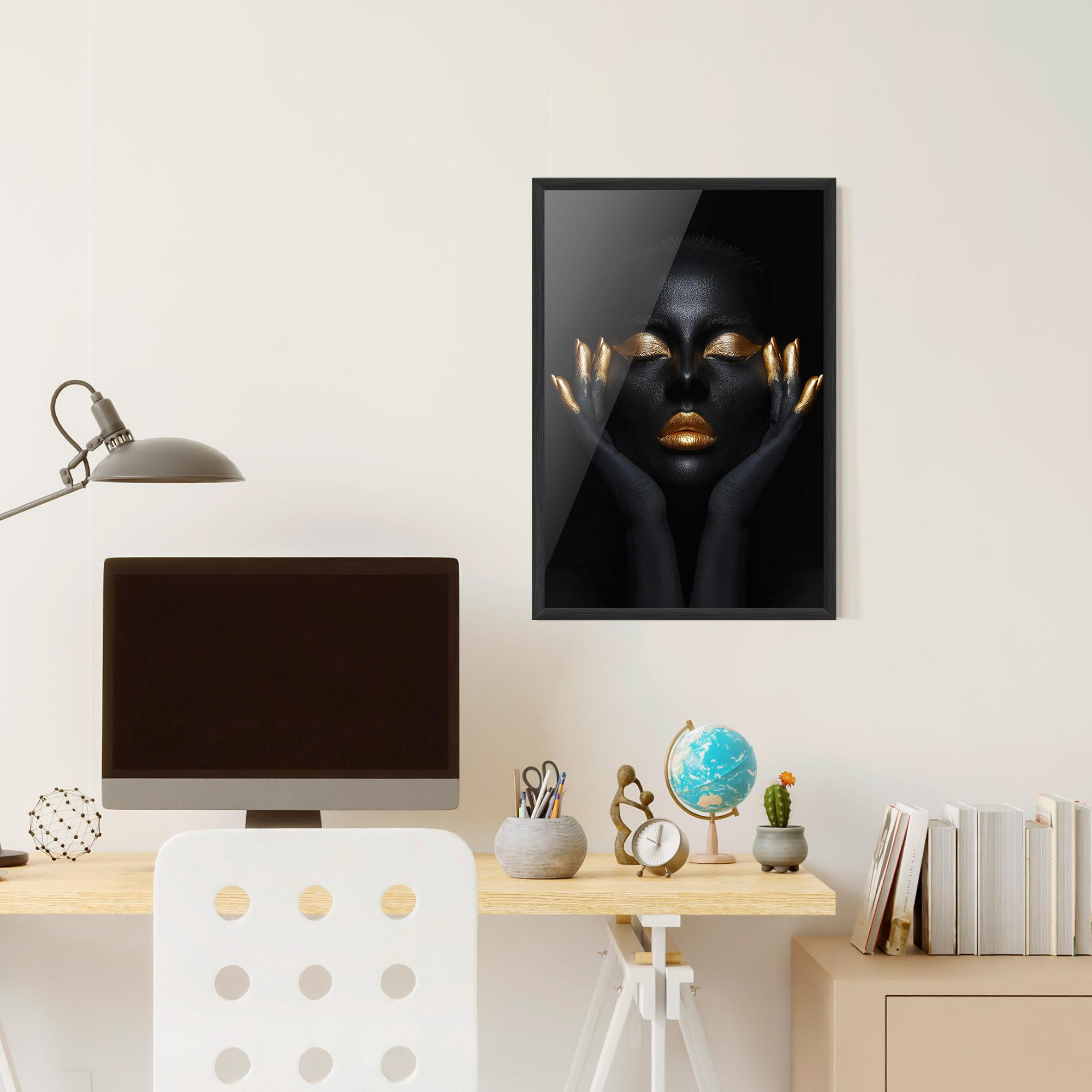Gerahmte Poster Fingertips Gold Makeup mockup 6