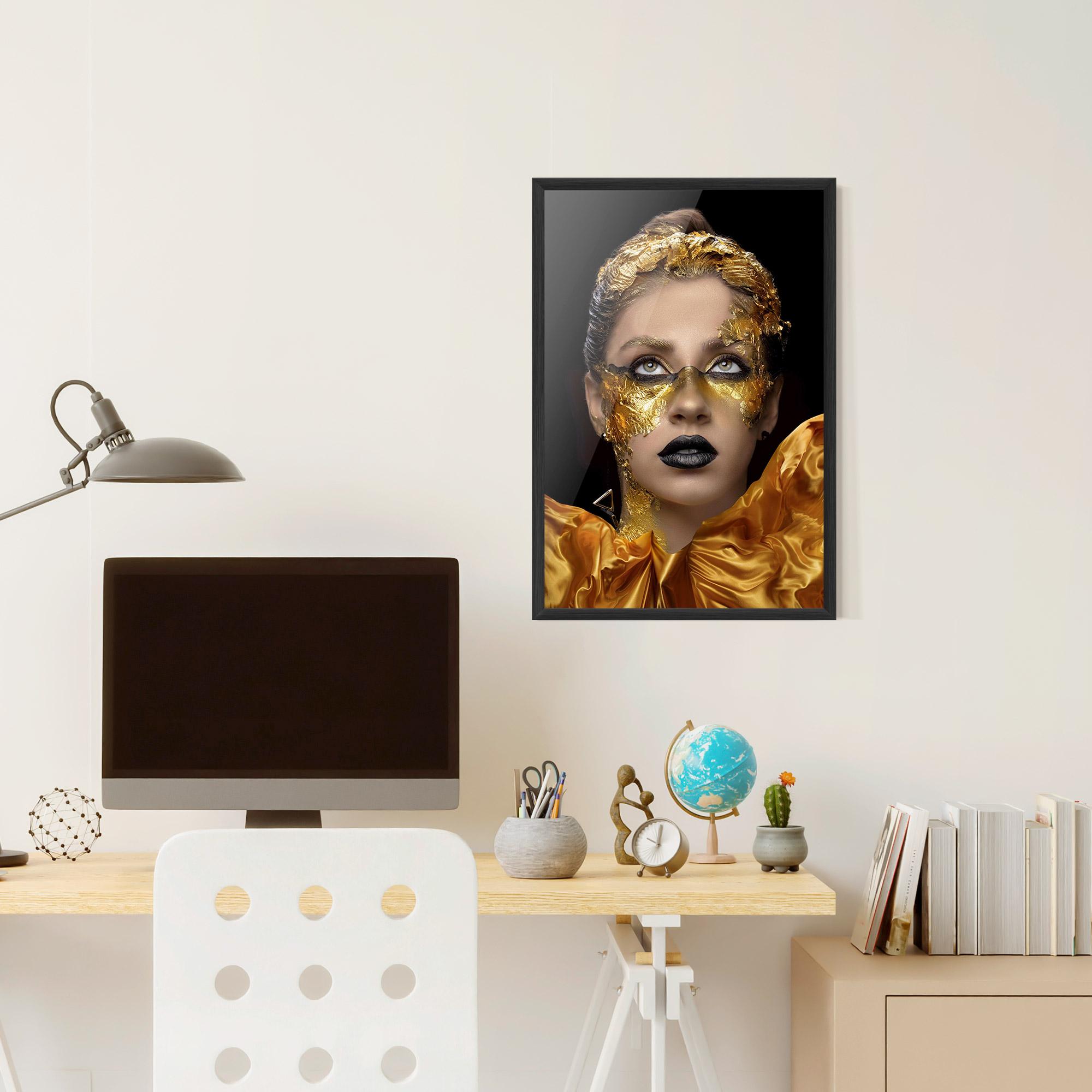 Gerahmte Poster Glamorous Gold Outfit mockup 6