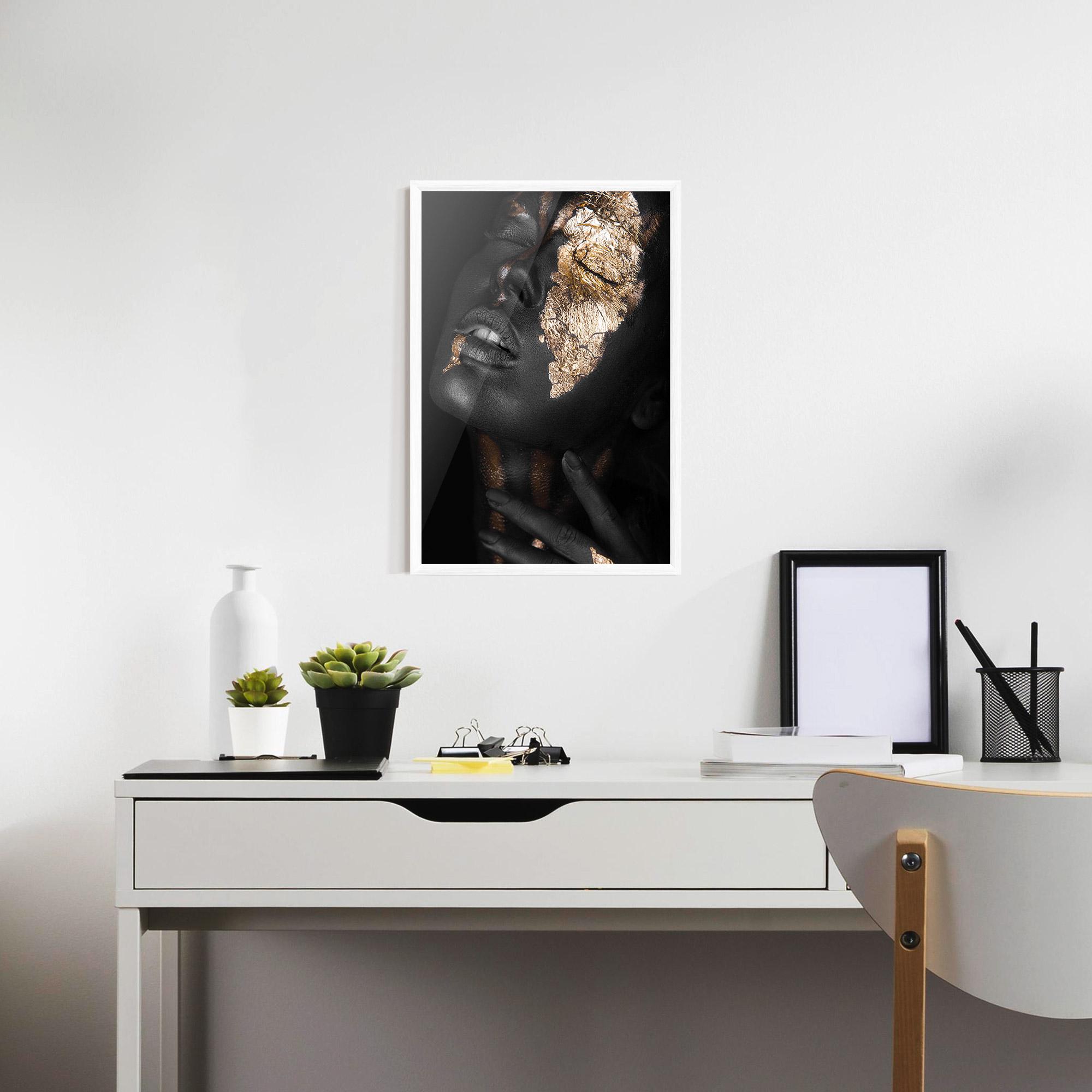 Gerahmte Poster Darkskinned Gold Art mockup 7