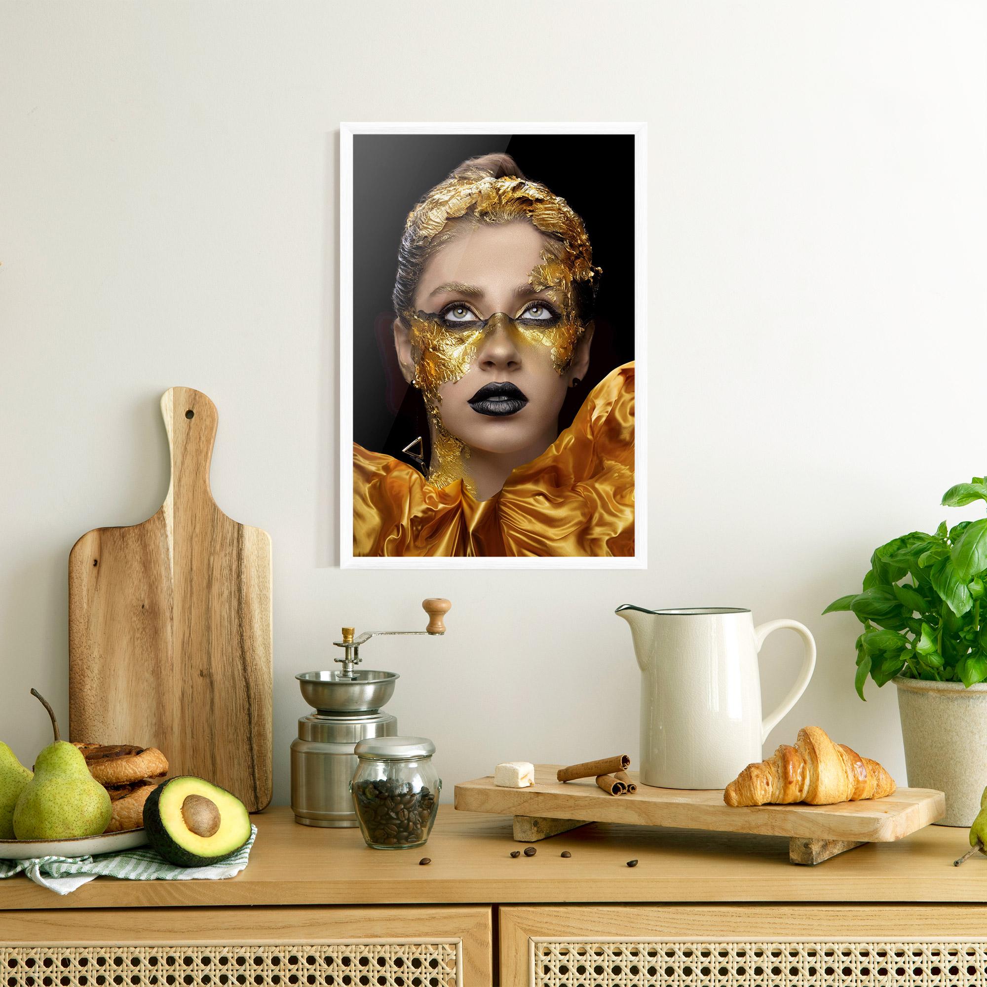 Gerahmte Poster Glamorous Gold Outfit mockup 8
