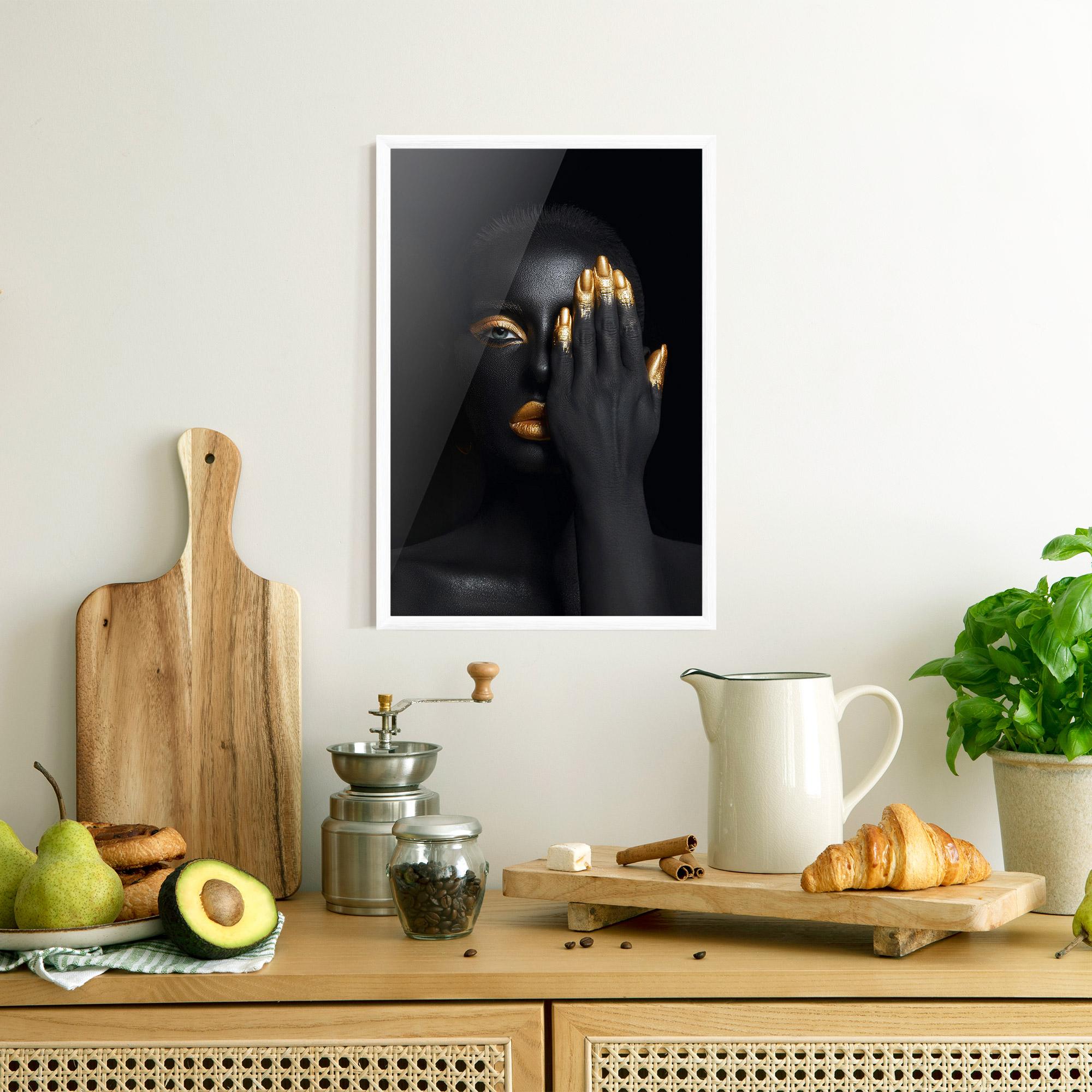 Gerahmte Poster Gold Makeup Chain mockup 8