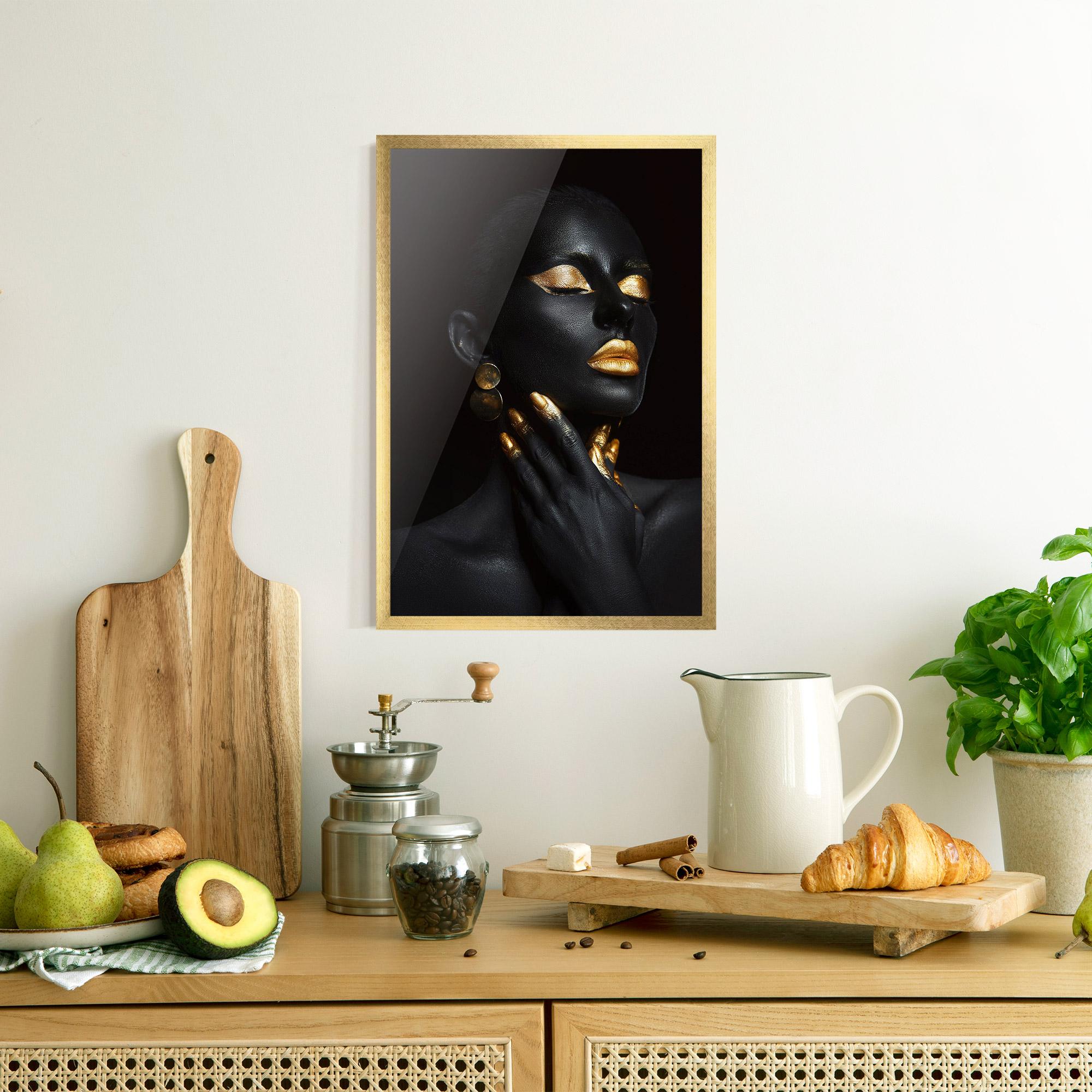 Gerahmte Poster Eyelids Gold Makeup mockup 8