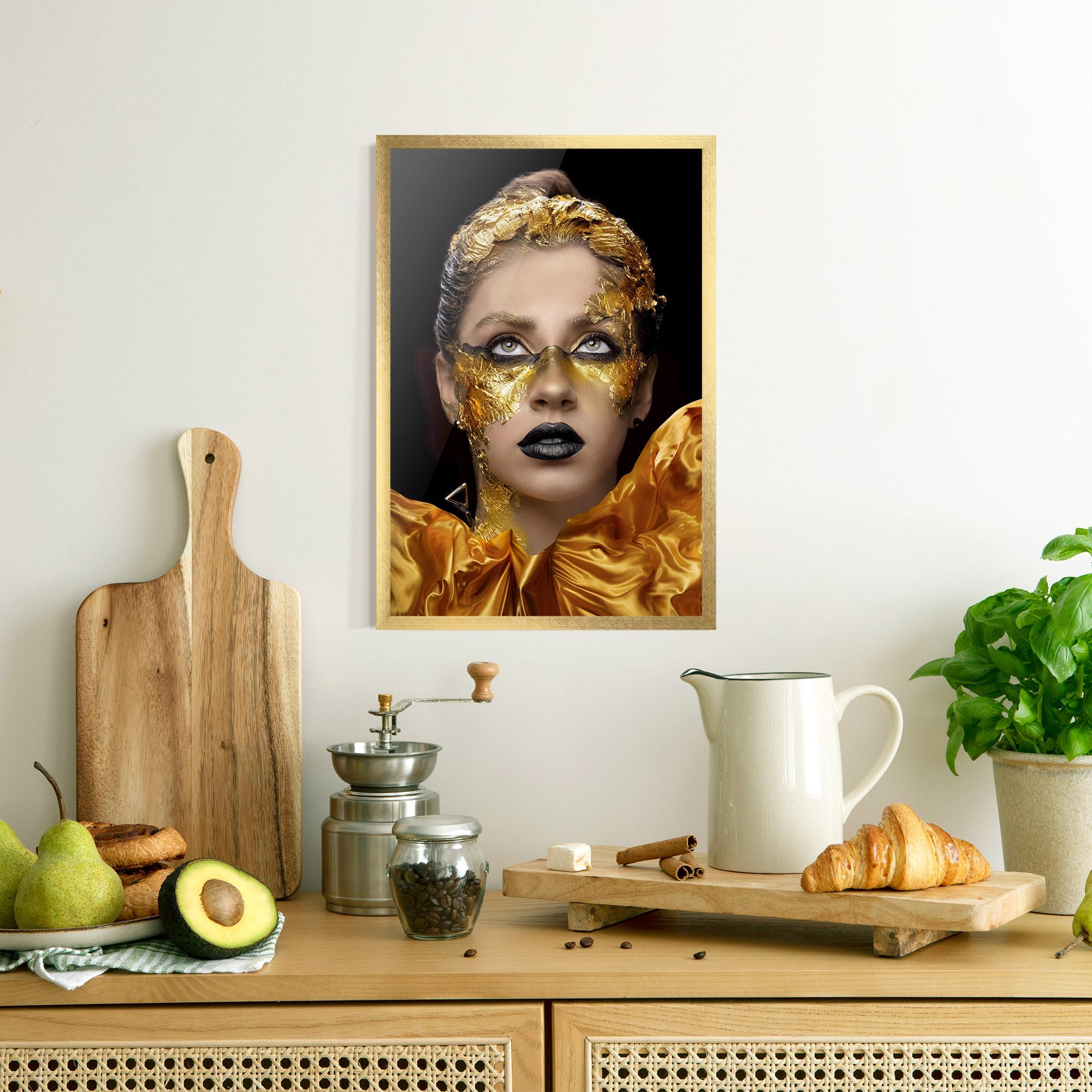 Gerahmte Poster Glamorous Gold Outfit mockup 8