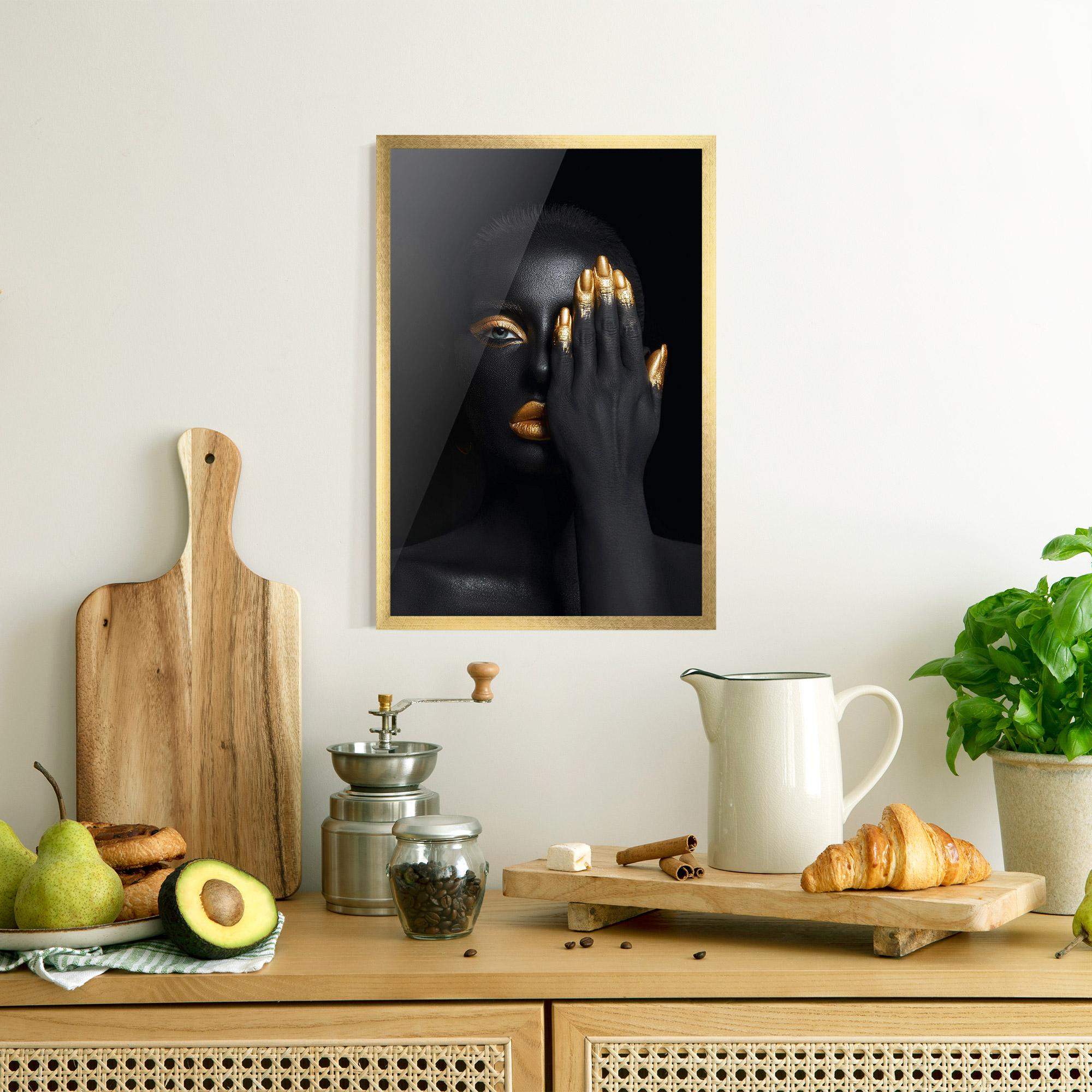 Gerahmte Poster Gold Makeup Chain mockup 8