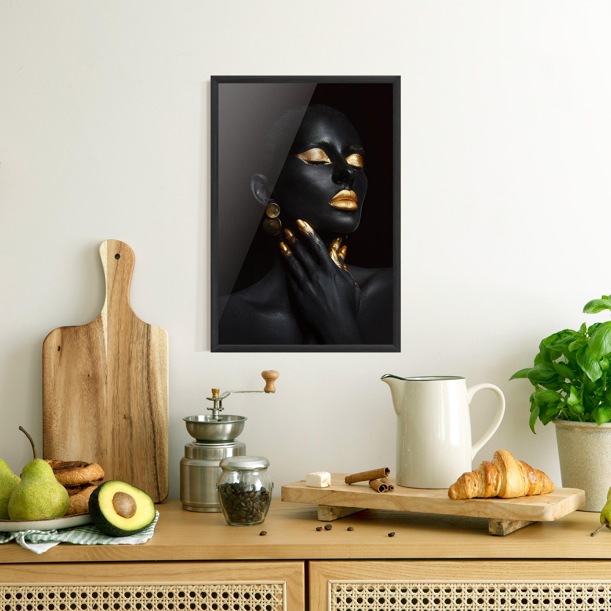 Gerahmte Poster Eyelids Gold Makeup mockup 8