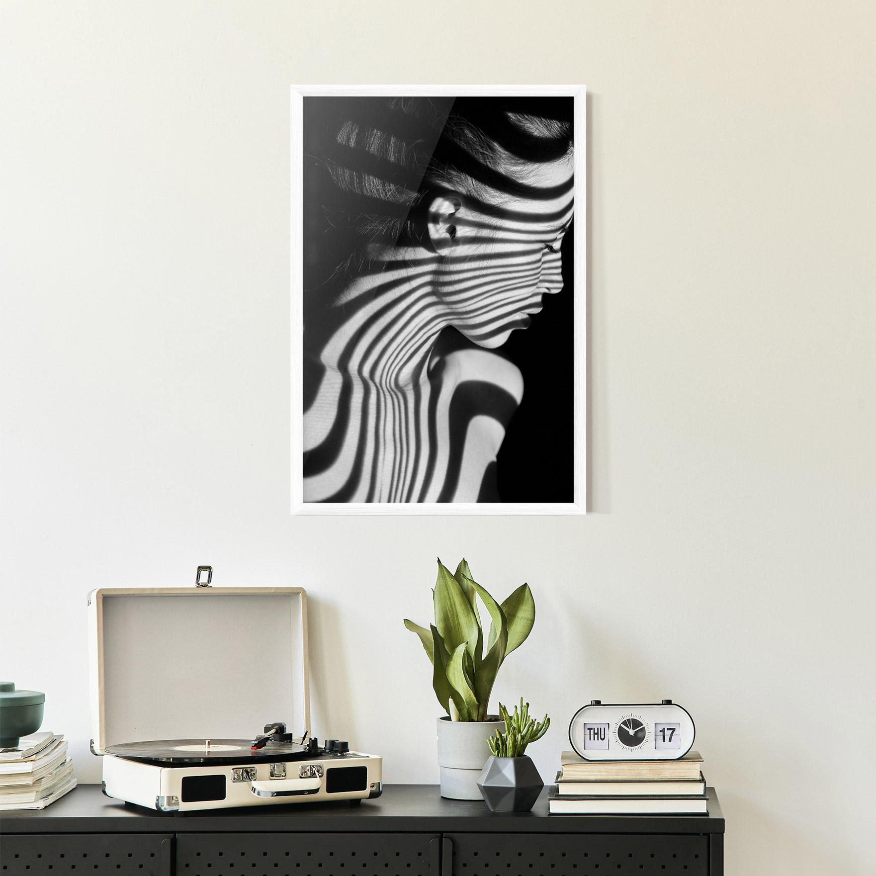 Gerahmte Poster Zebra Stripes Woman mockup 2