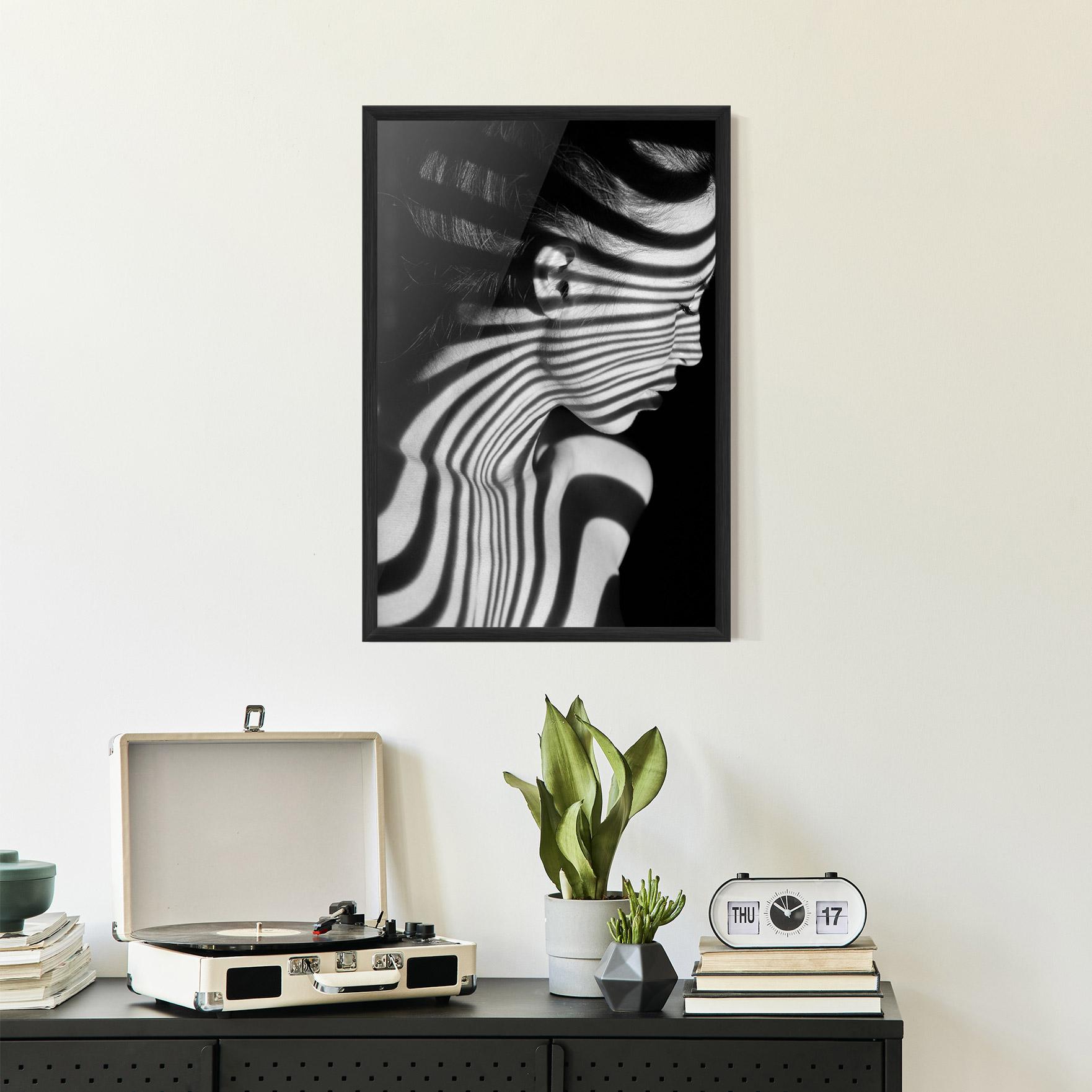 Gerahmte Poster Zebra Stripes Woman mockup 2