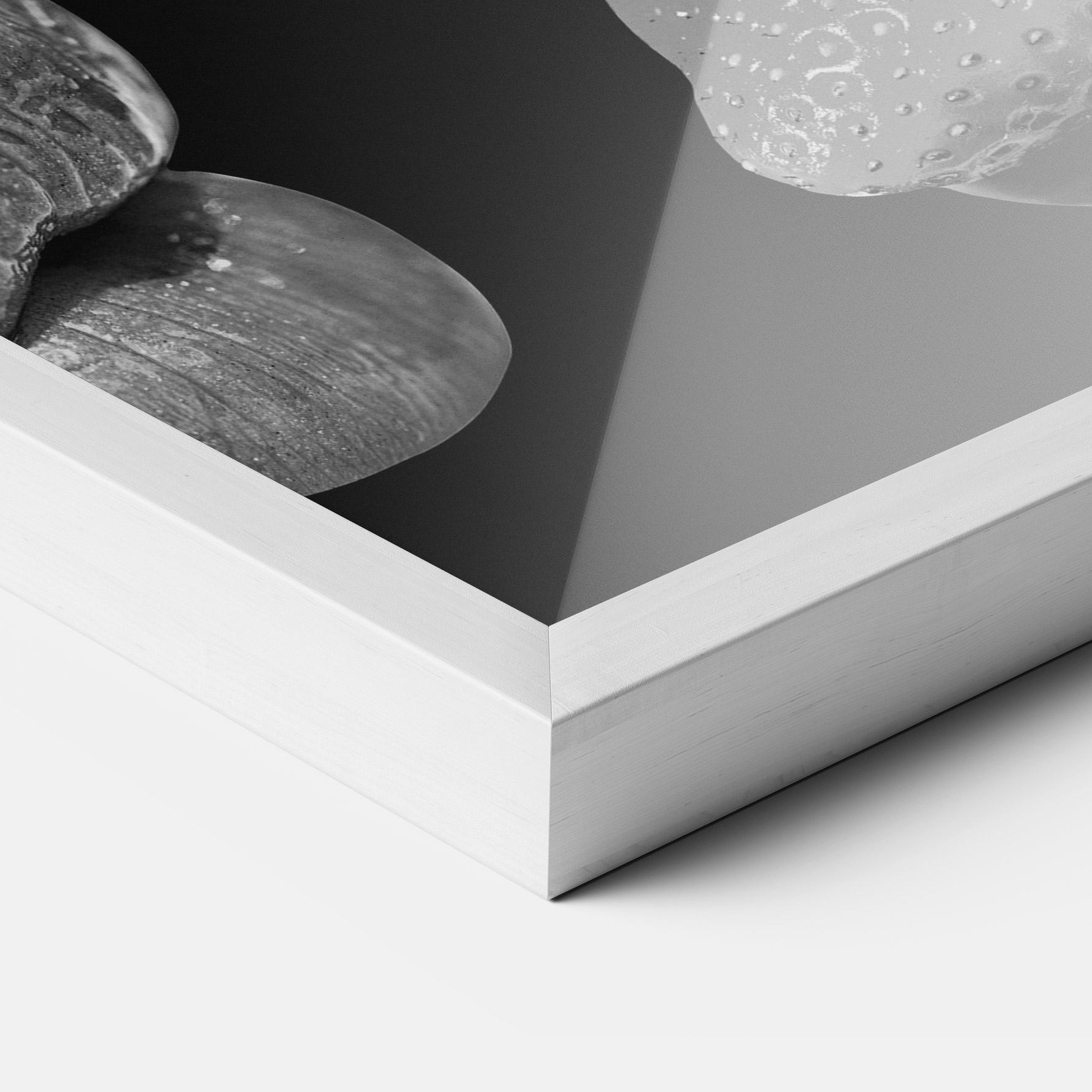 Gerahmte Poster Grey Lips Collage mockup 3