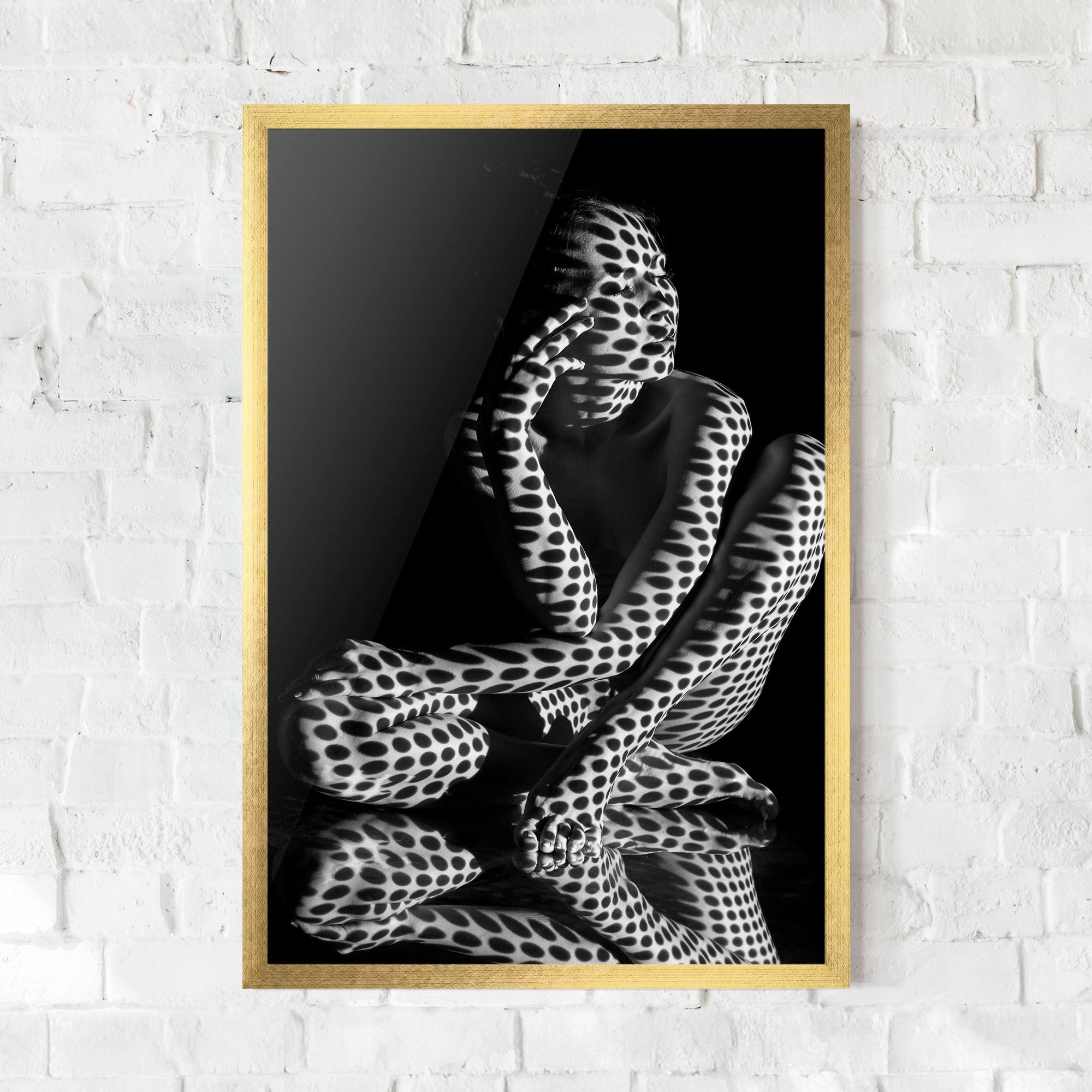 Gerahmte Poster Black White Pattern Woman mockup 0