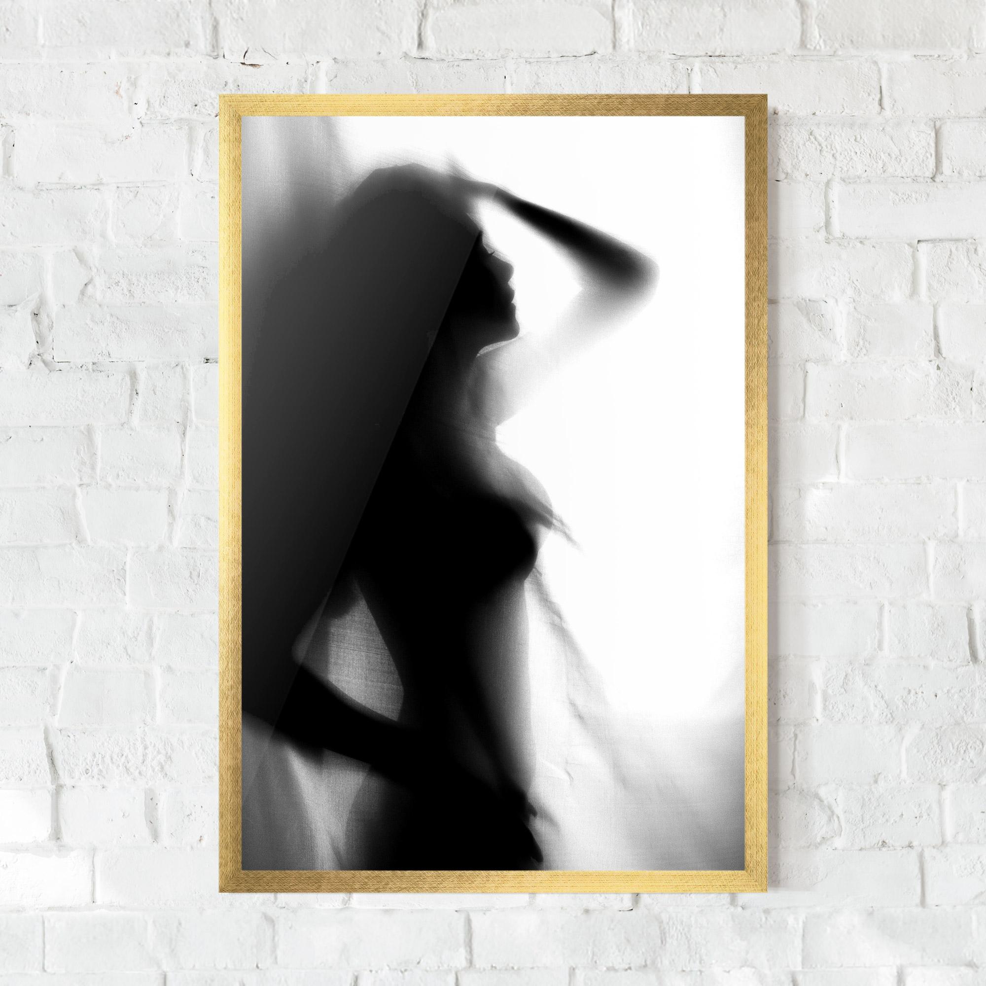 Gerahmte Poster Blurred Girl mockup 0
