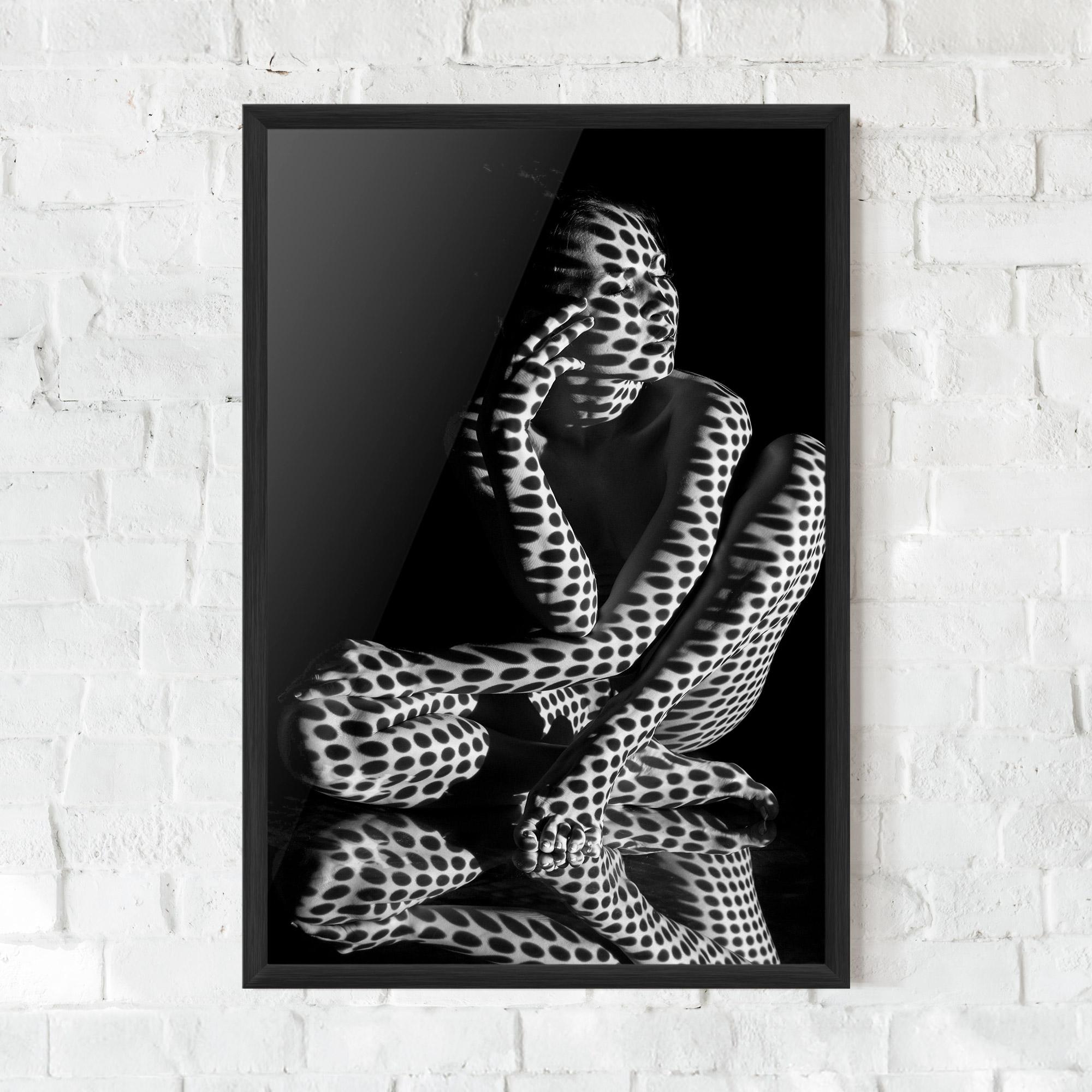 Gerahmte Poster Black White Pattern Woman mockup 0
