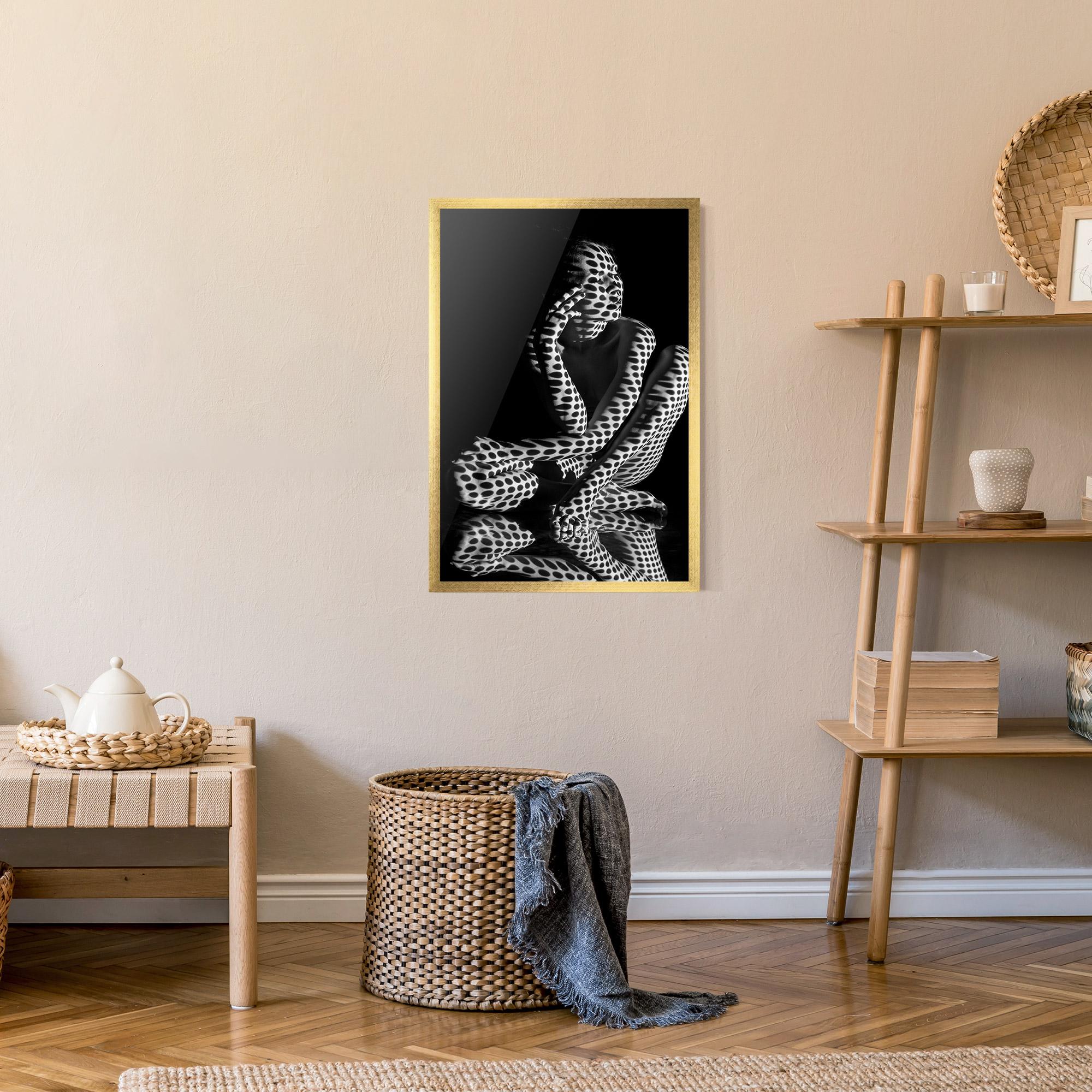 Gerahmte Poster Black White Pattern Woman mockup 9