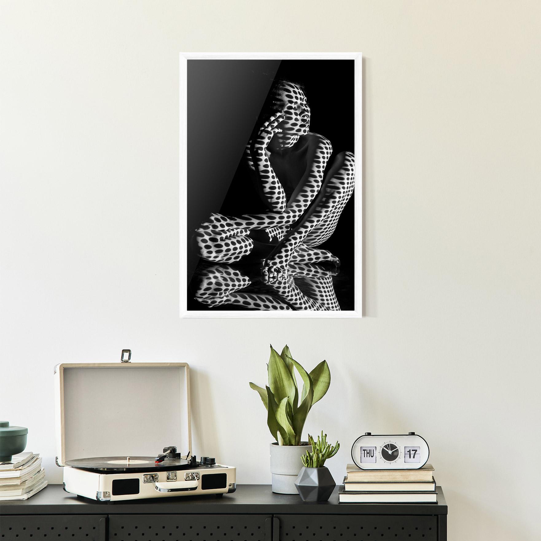 Gerahmte Poster Black White Pattern Woman mockup 2