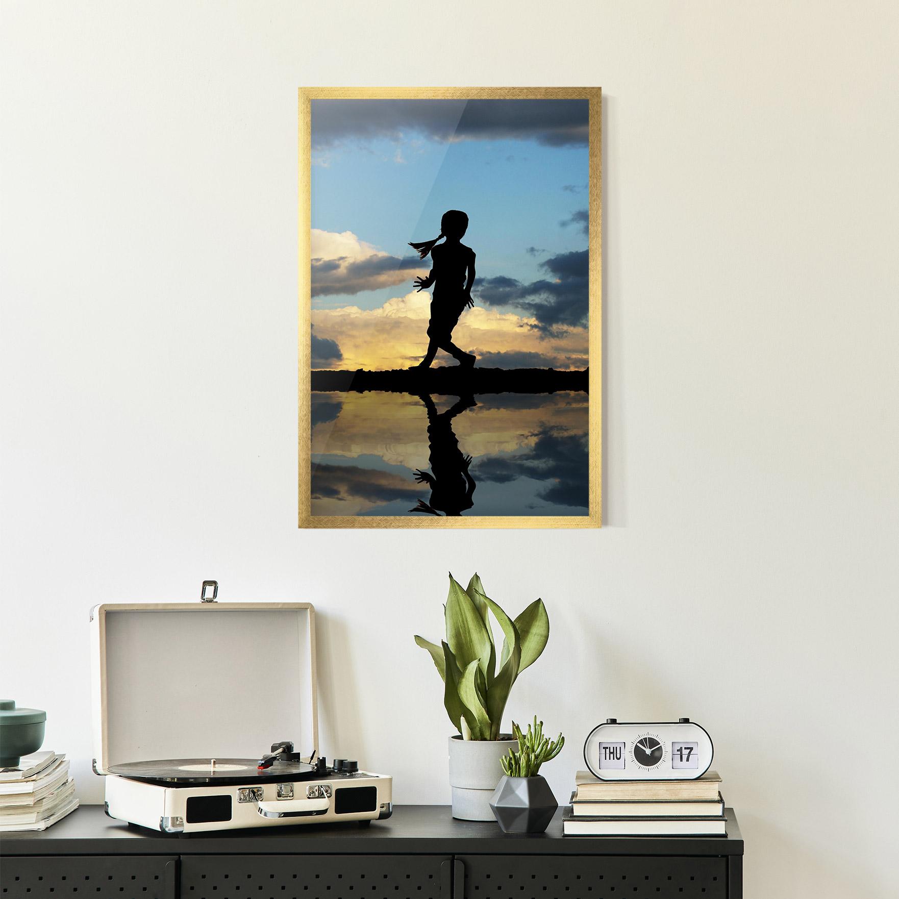 Gerahmte Poster Little Girl Jumping mockup 2