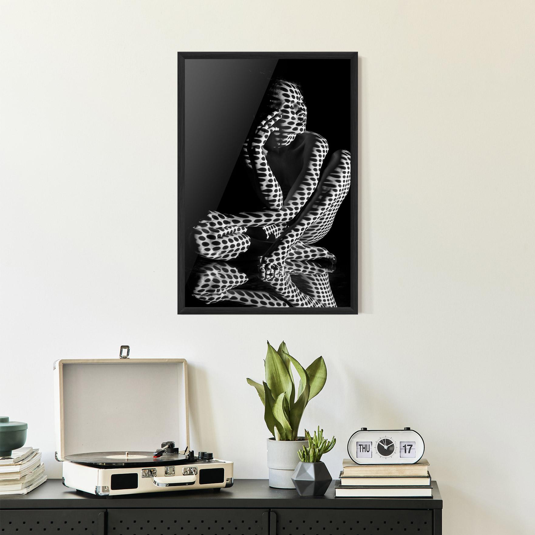Gerahmte Poster Black White Pattern Woman mockup 2