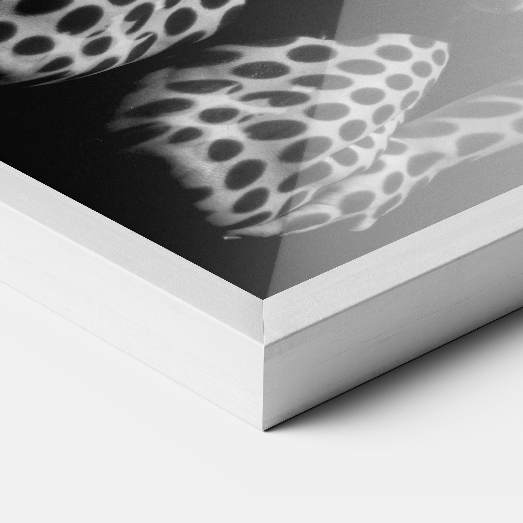 Gerahmte Poster Black White Pattern Woman mockup 3