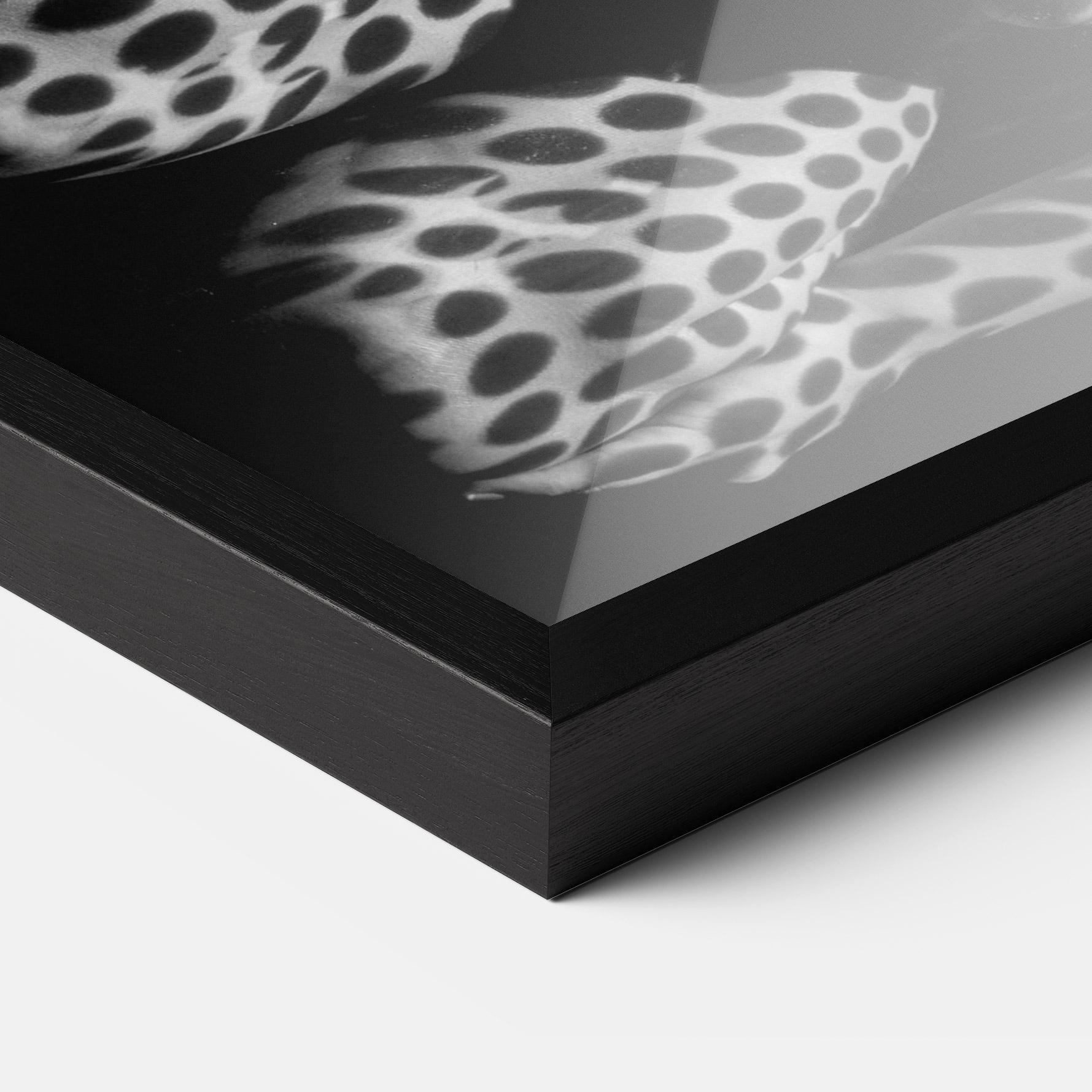 Gerahmte Poster Black White Pattern Woman mockup 3