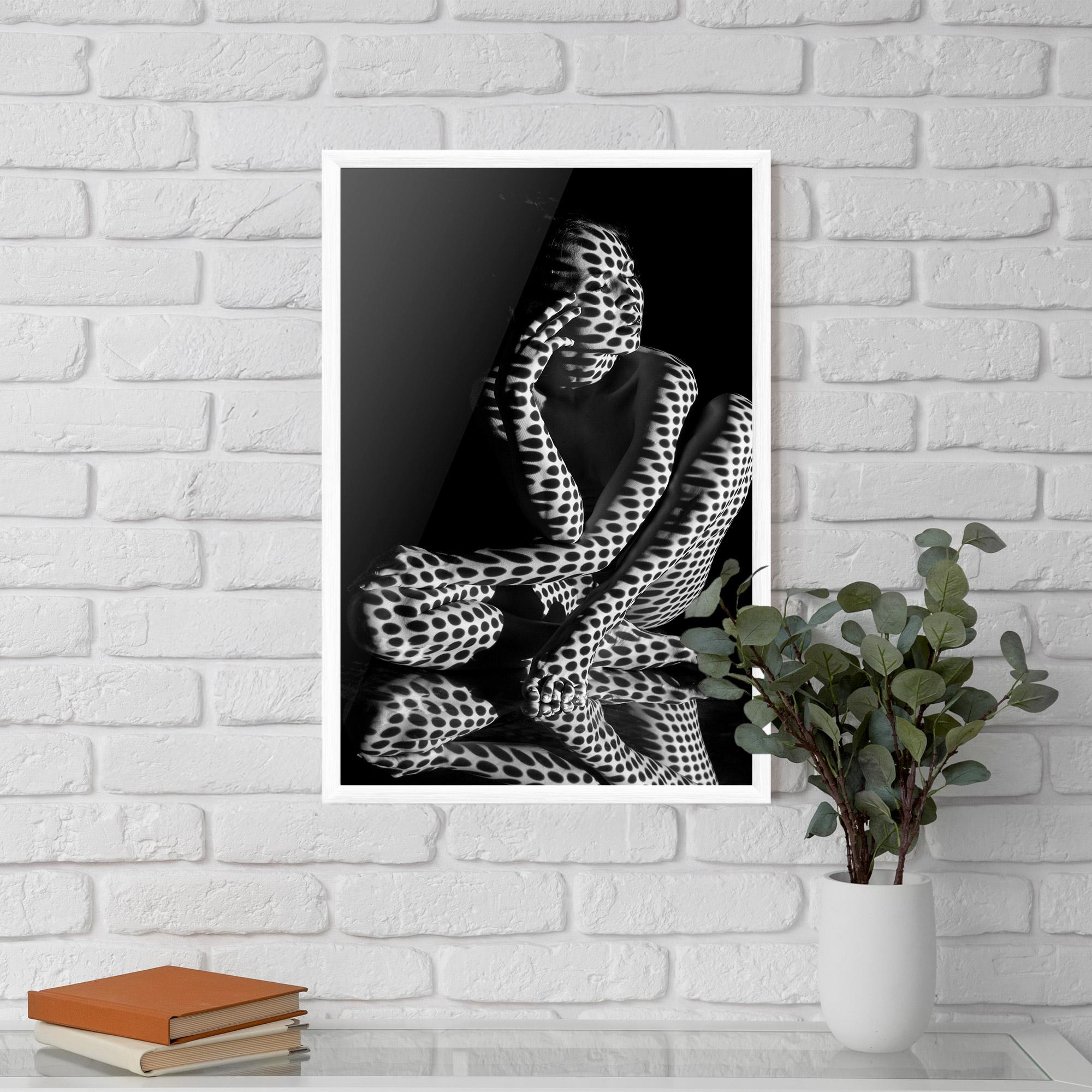 Gerahmte Poster Black White Pattern Woman mockup 5