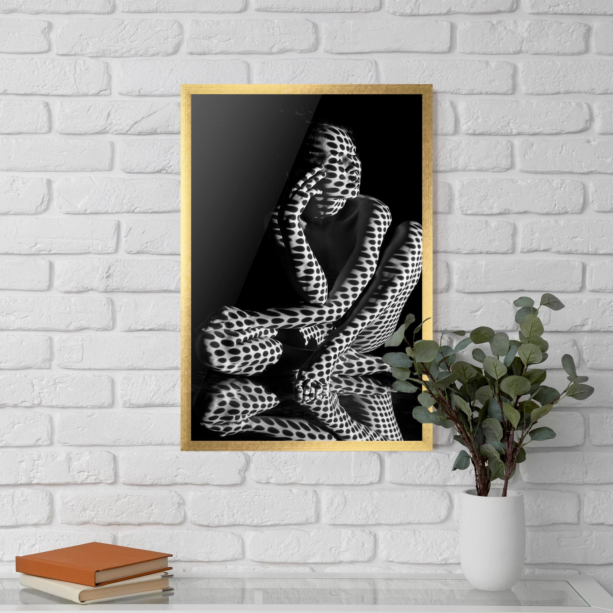Gerahmte Poster Black White Pattern Woman mockup 5