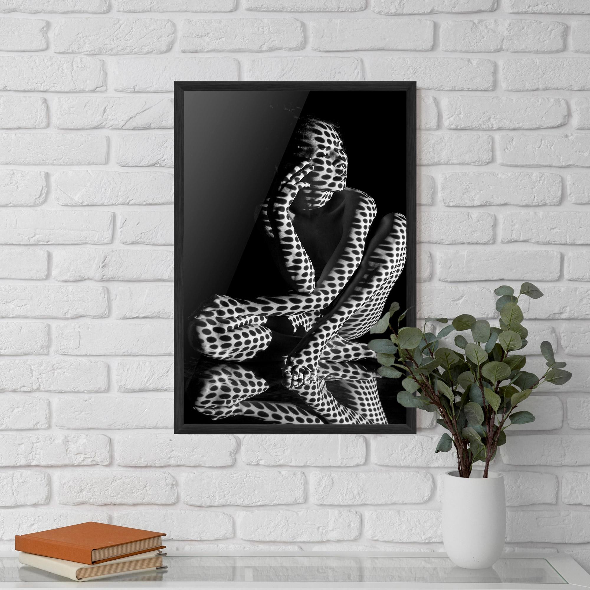 Gerahmte Poster Black White Pattern Woman mockup 5
