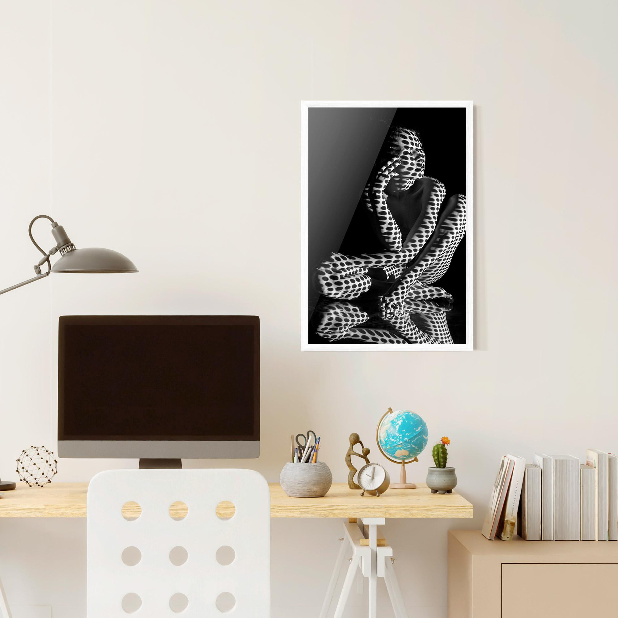 Gerahmte Poster Black White Pattern Woman mockup 6