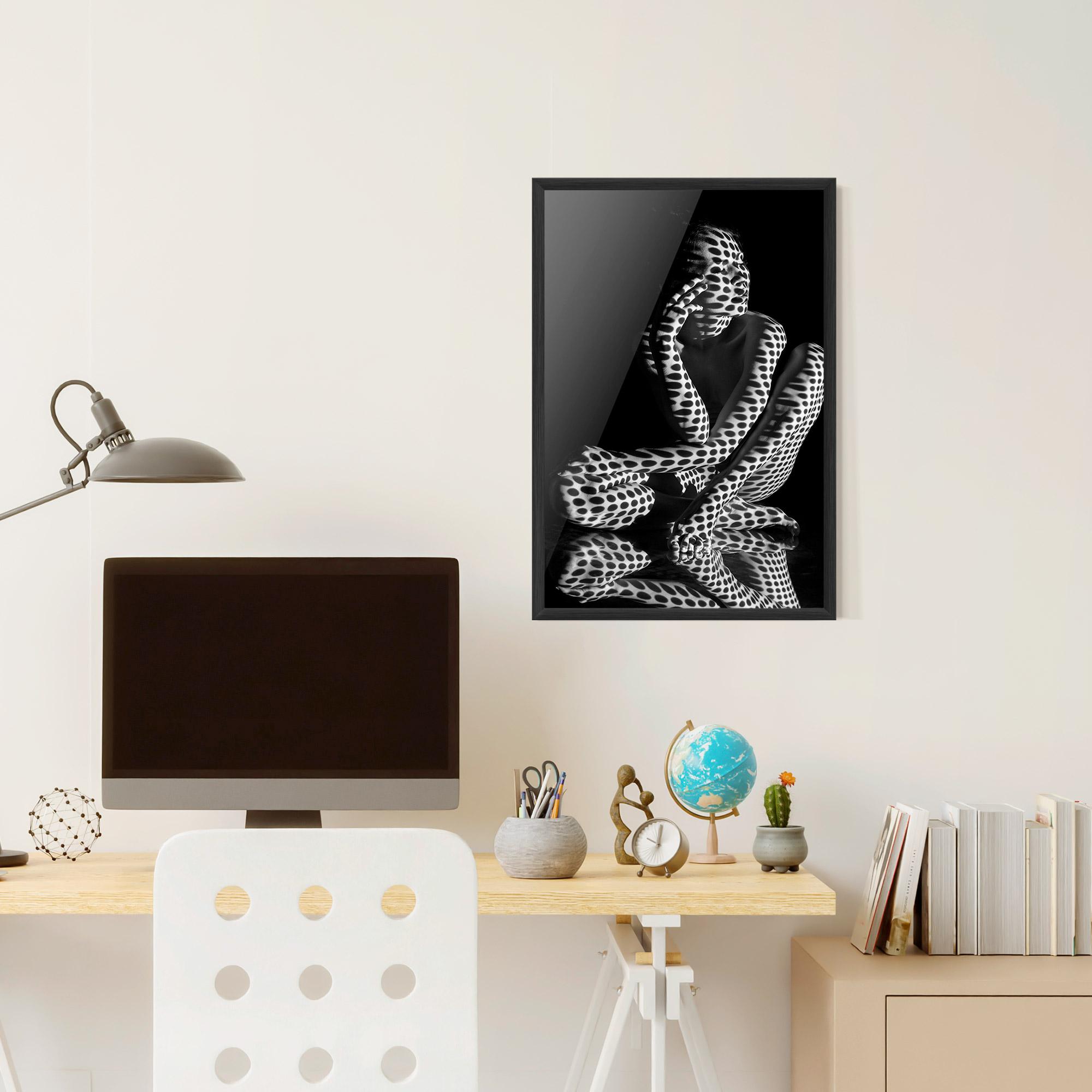 Gerahmte Poster Black White Pattern Woman mockup 6
