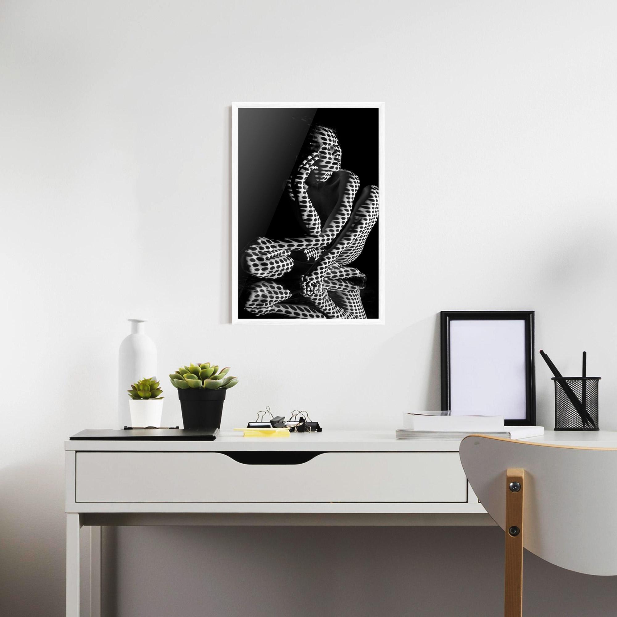 Gerahmte Poster Black White Pattern Woman mockup 7