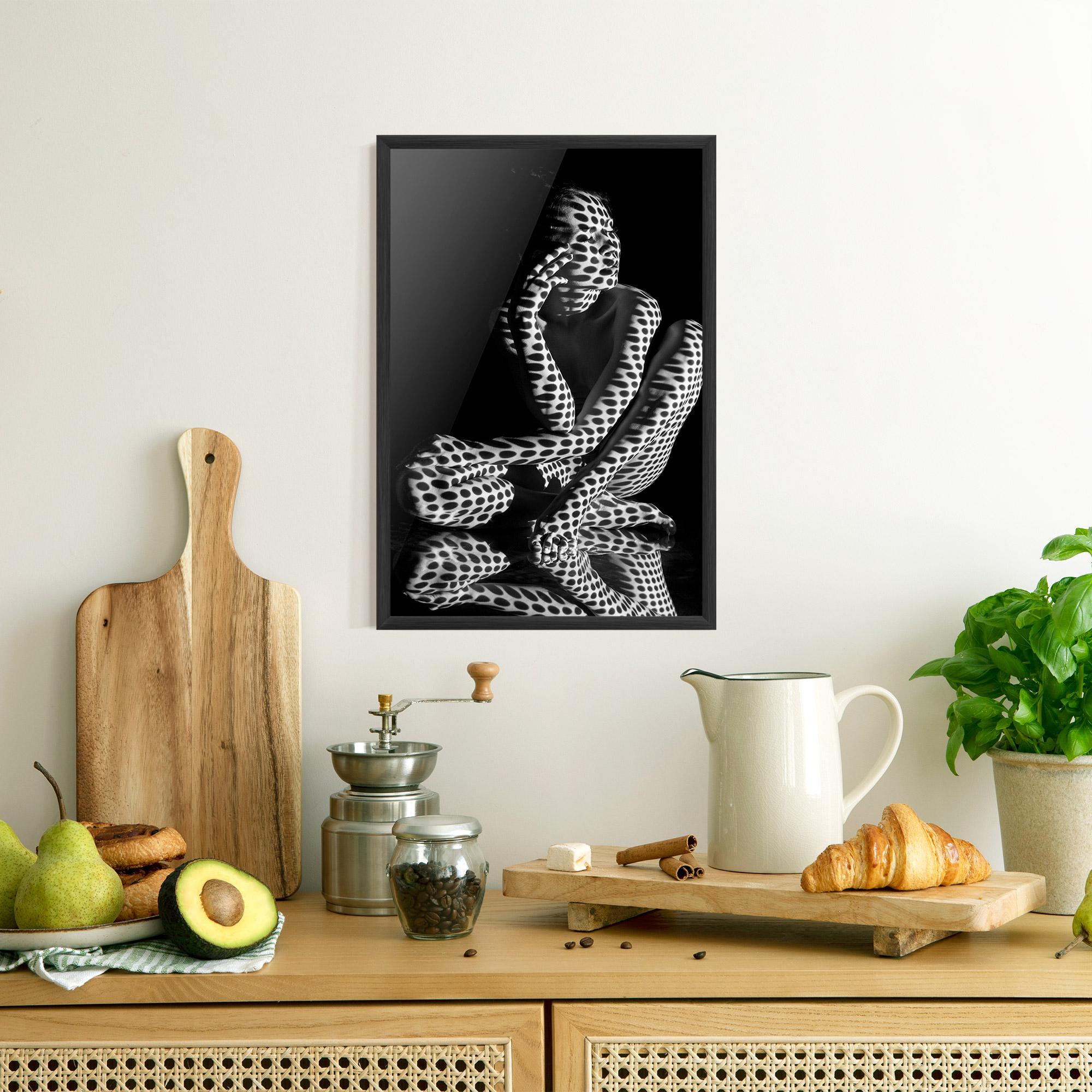 Gerahmte Poster Black White Pattern Woman mockup 8