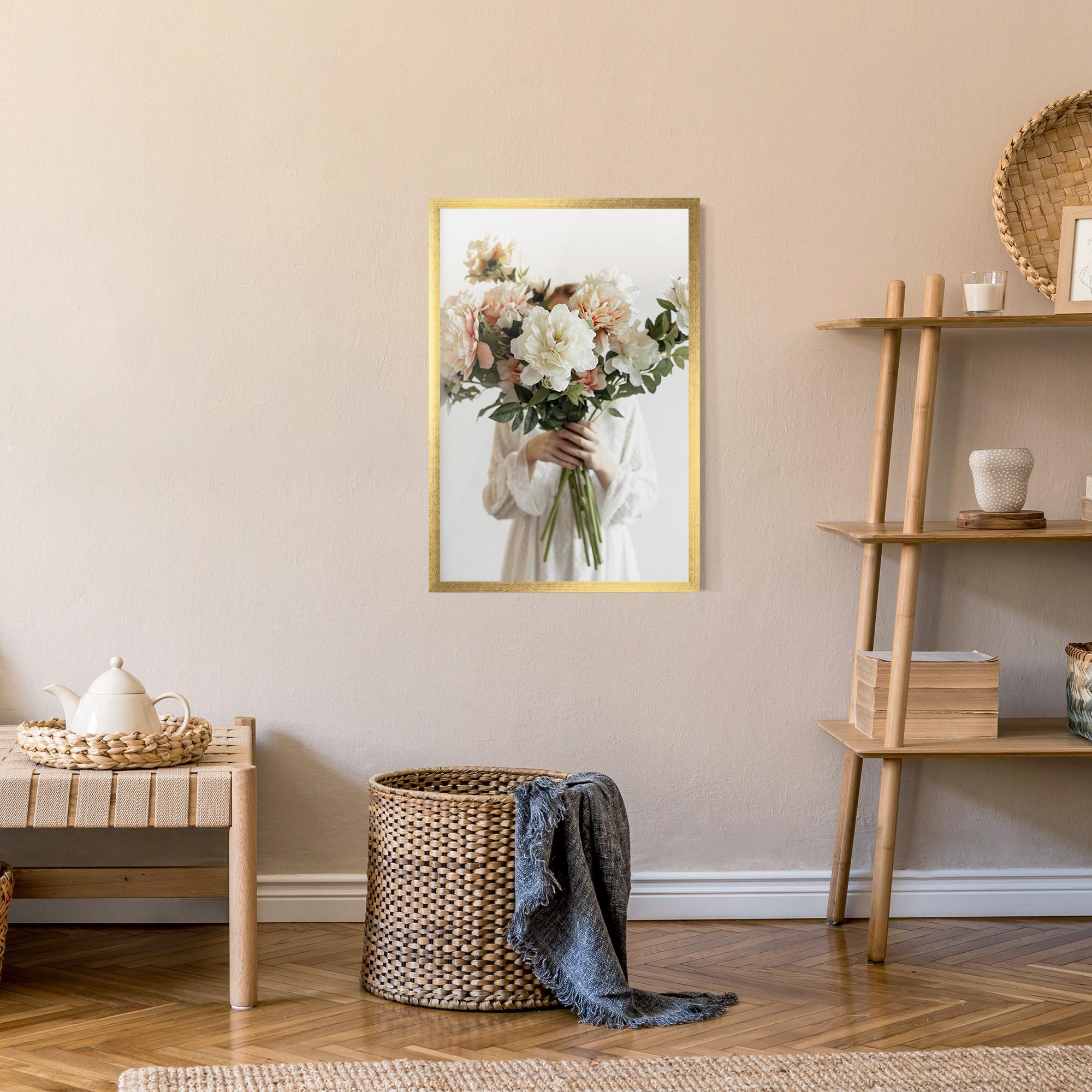 Gerahmte Poster Bouquet Holding mockup 9