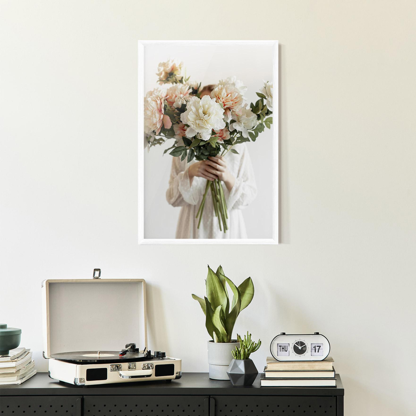 Gerahmte Poster Bouquet Holding mockup 2