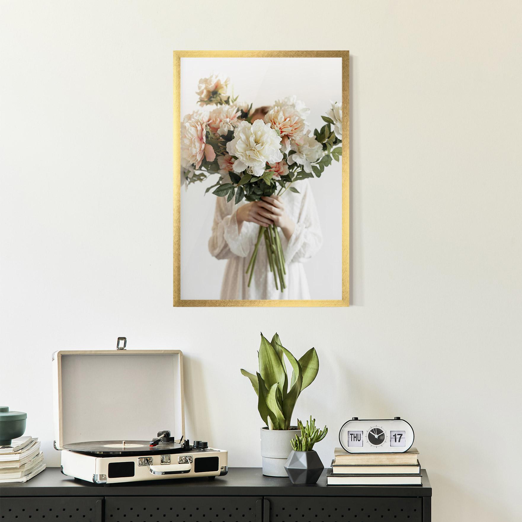 Gerahmte Poster Bouquet Holding mockup 2