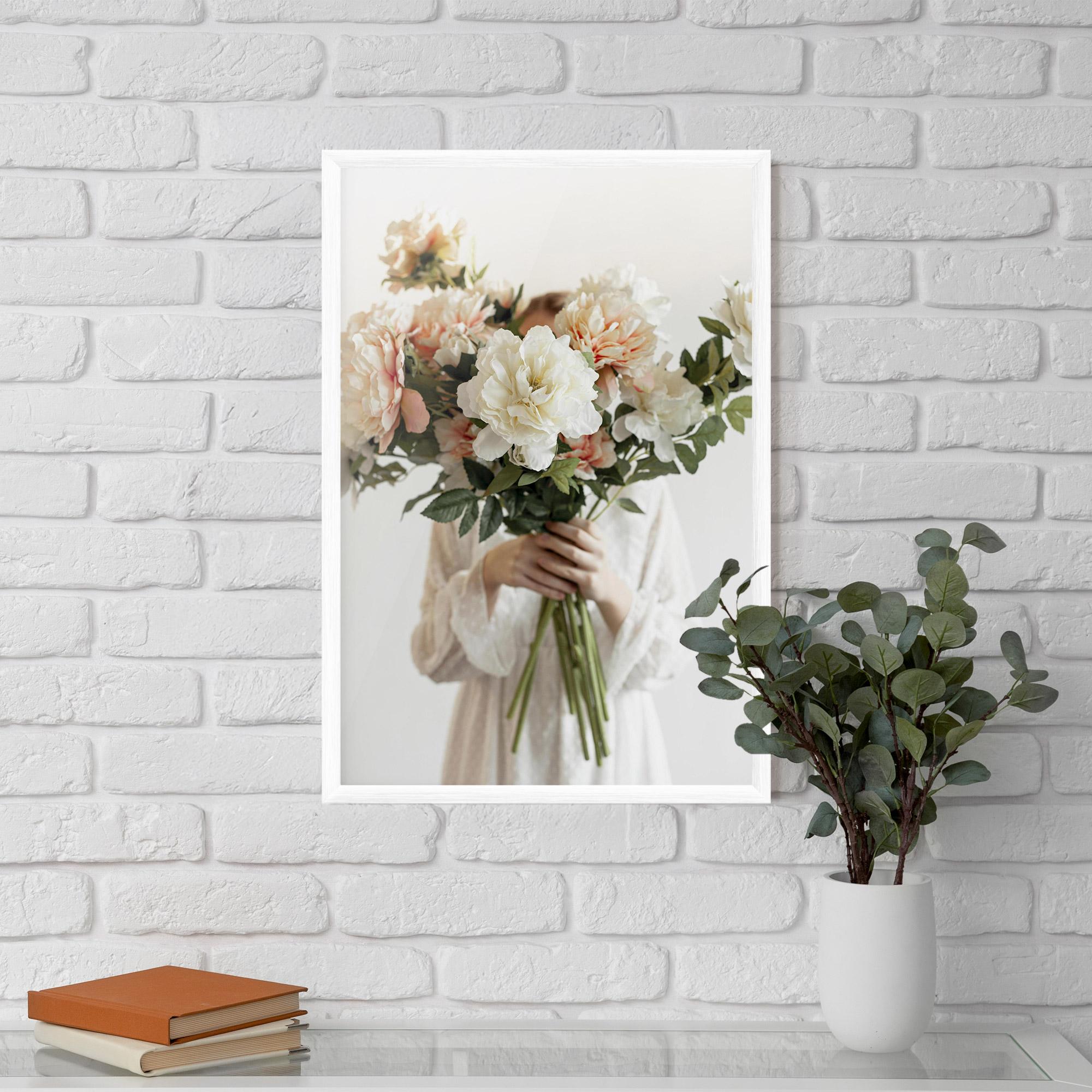 Gerahmte Poster Bouquet Holding mockup 5