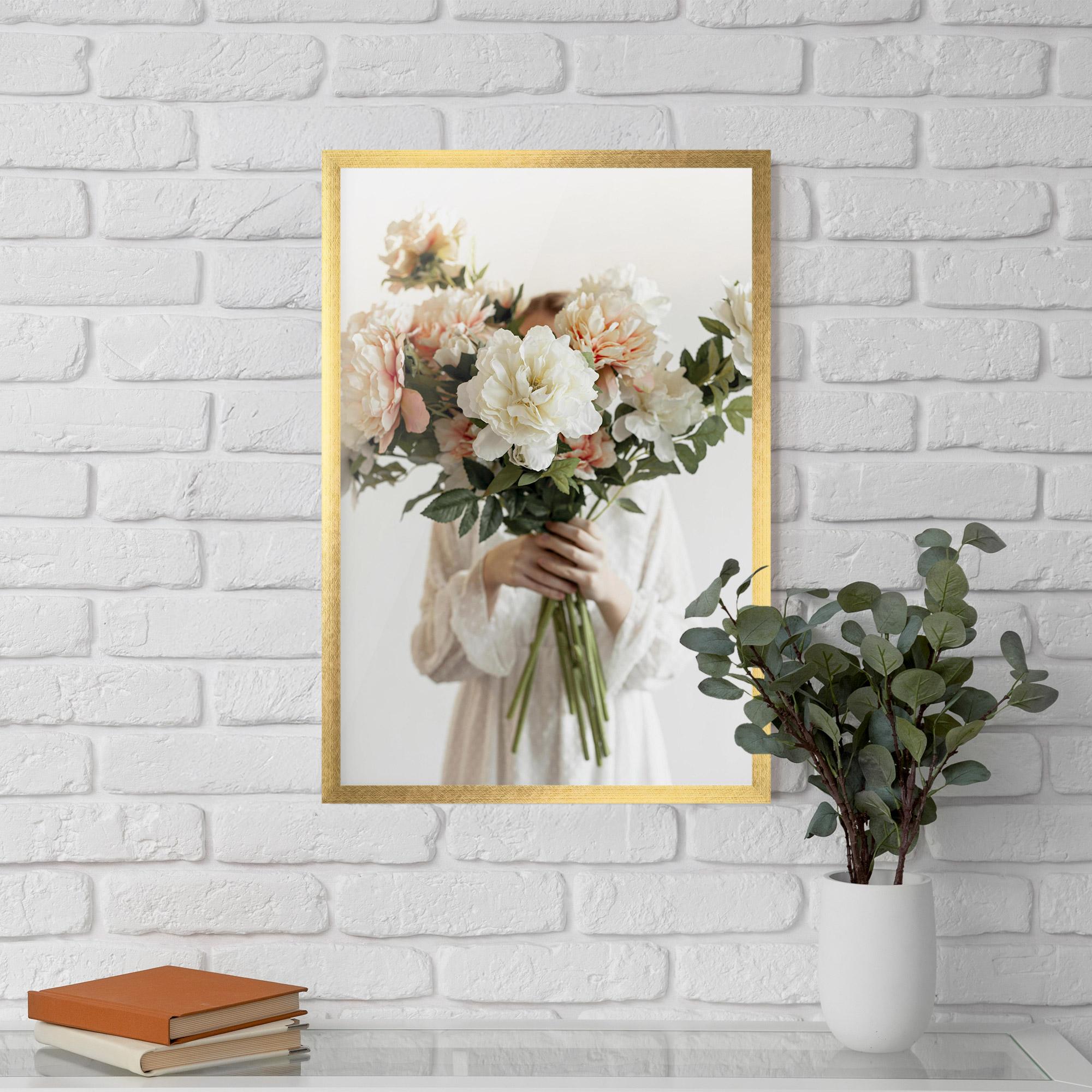 Gerahmte Poster Bouquet Holding mockup 5
