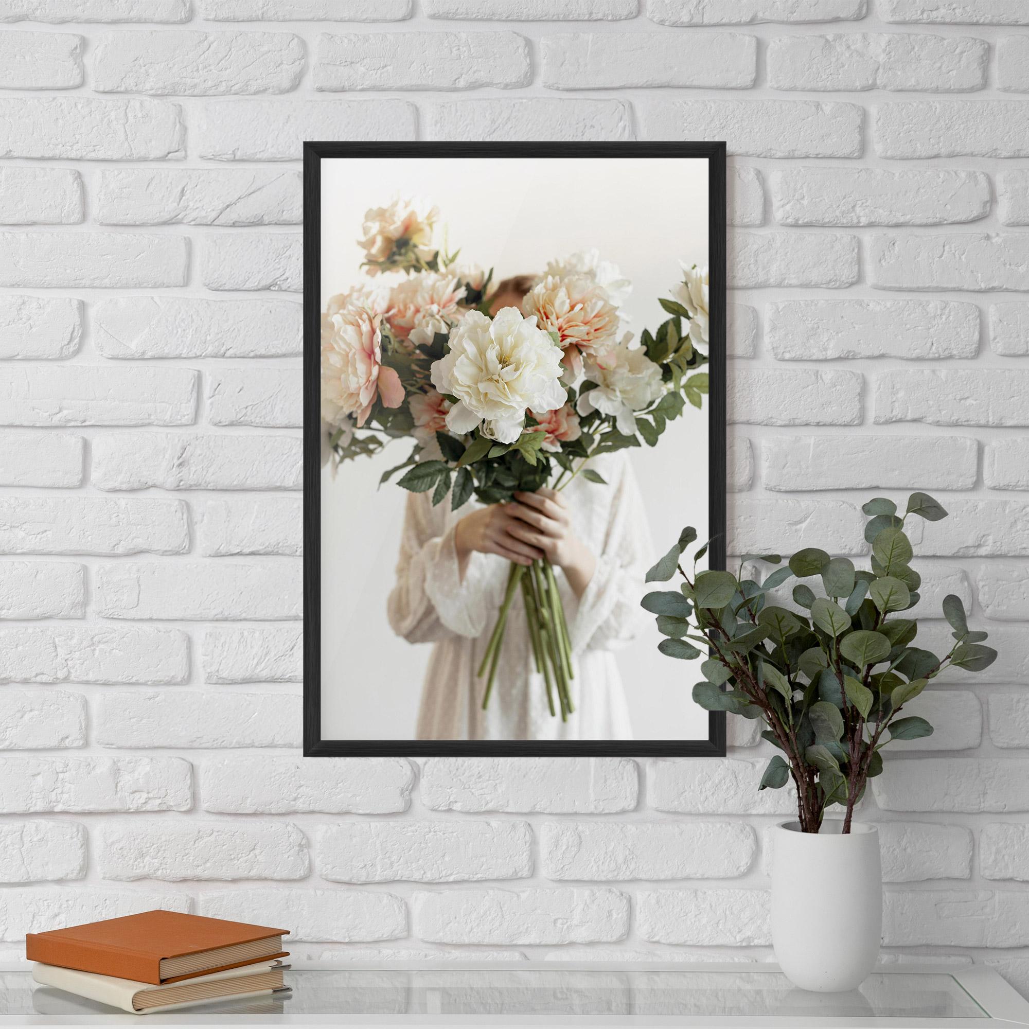 Gerahmte Poster Bouquet Holding mockup 5