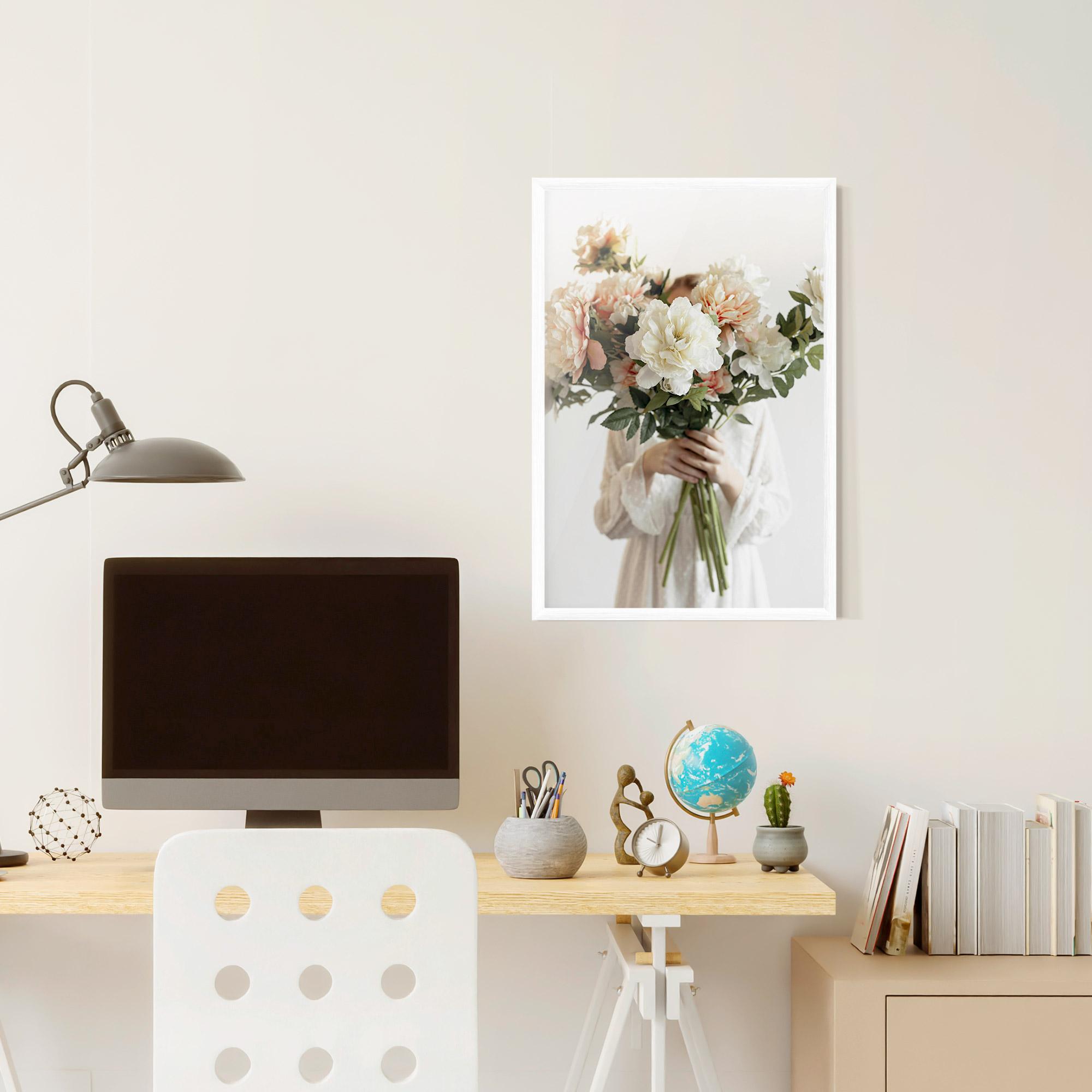 Gerahmte Poster Bouquet Holding mockup 6
