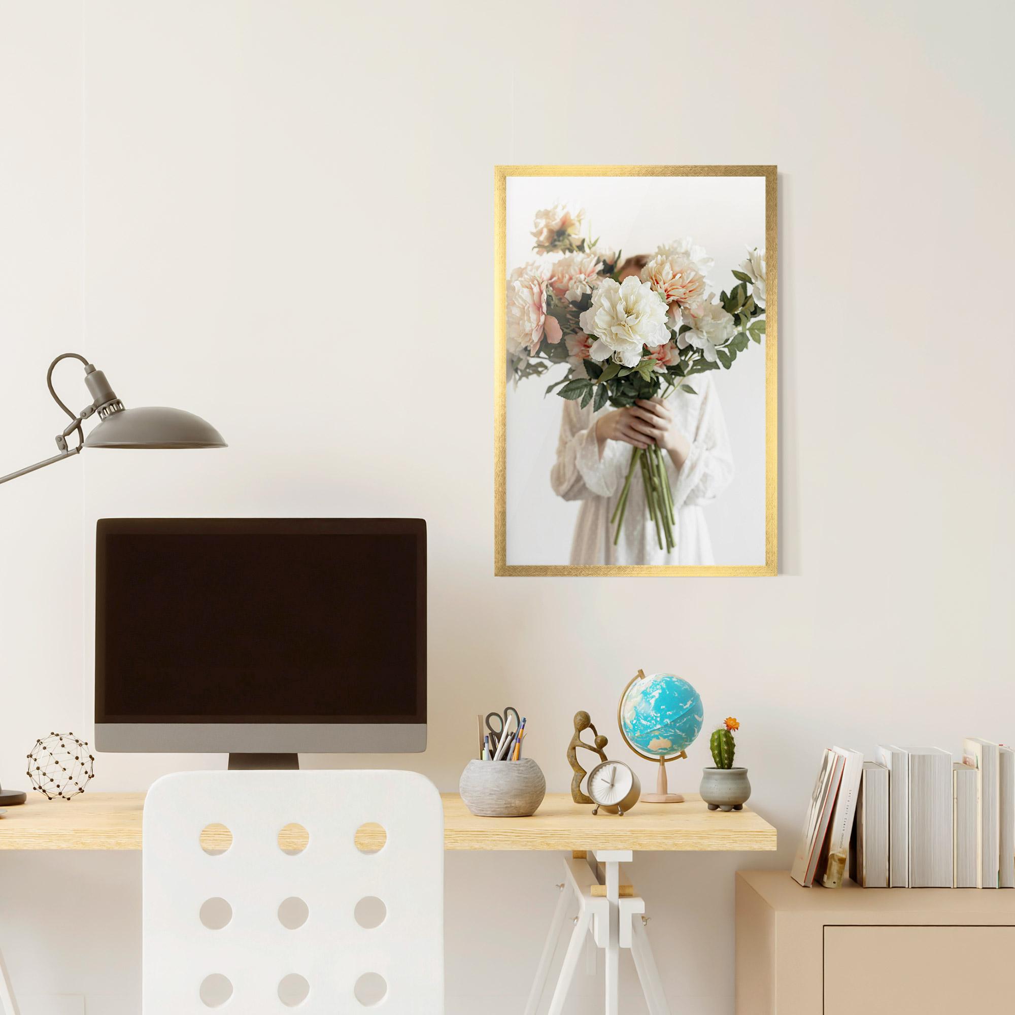 Gerahmte Poster Bouquet Holding mockup 6