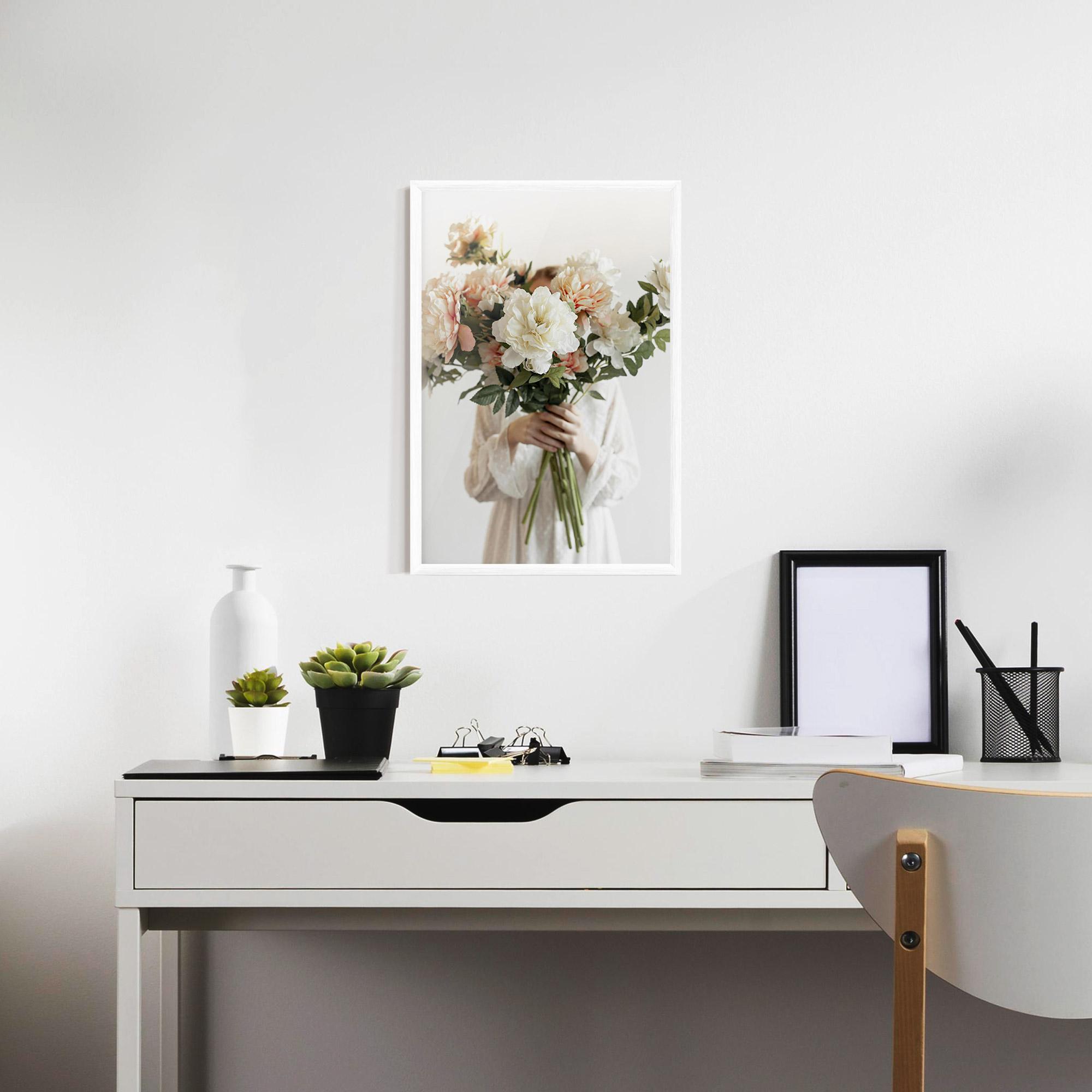 Gerahmte Poster Bouquet Holding mockup 7