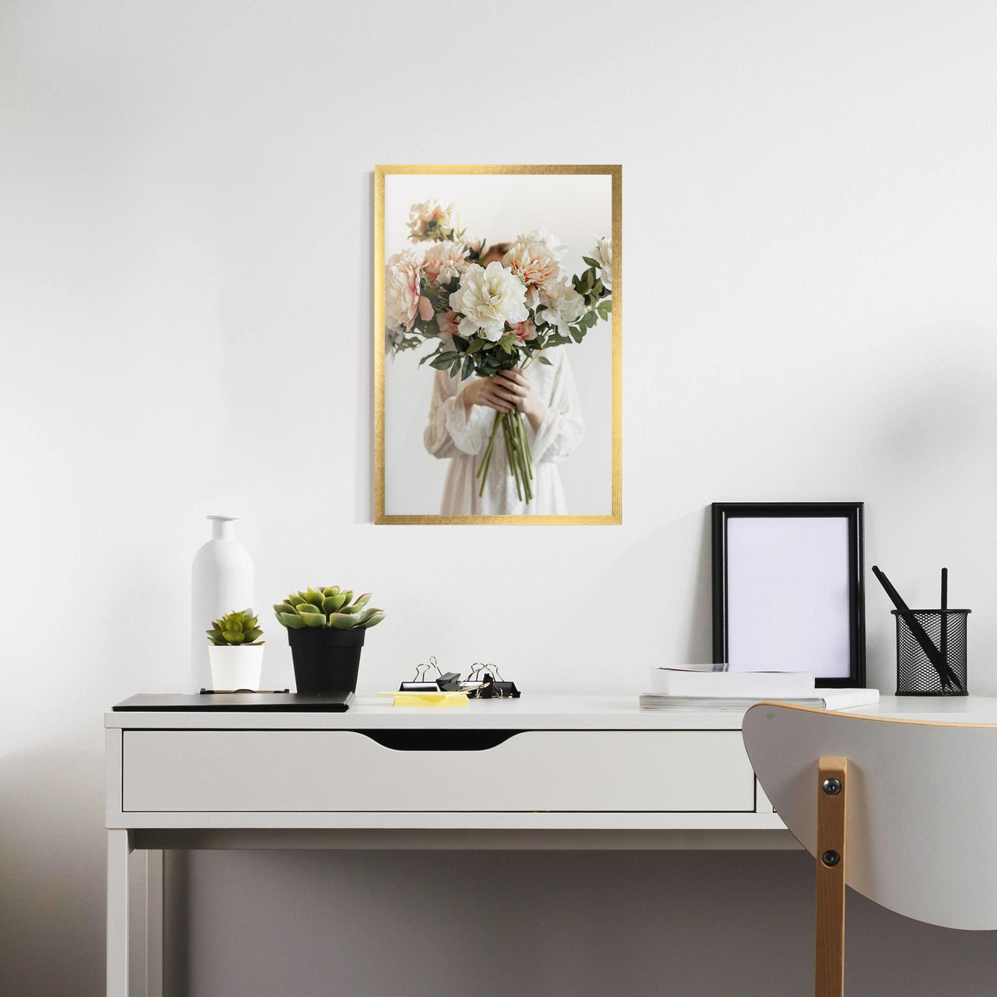 Gerahmte Poster Bouquet Holding mockup 7